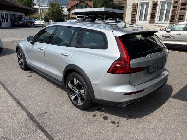 VOLVO V60 Cross Country 2.0 B4 AWD-image-2