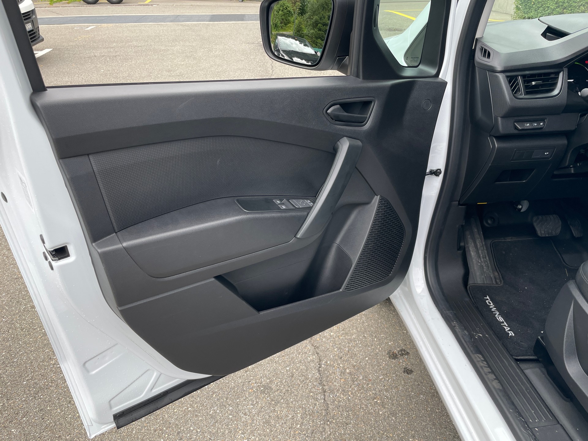 NISSAN Townstar EV45 kWh 22kW L2 Acenta-image-13