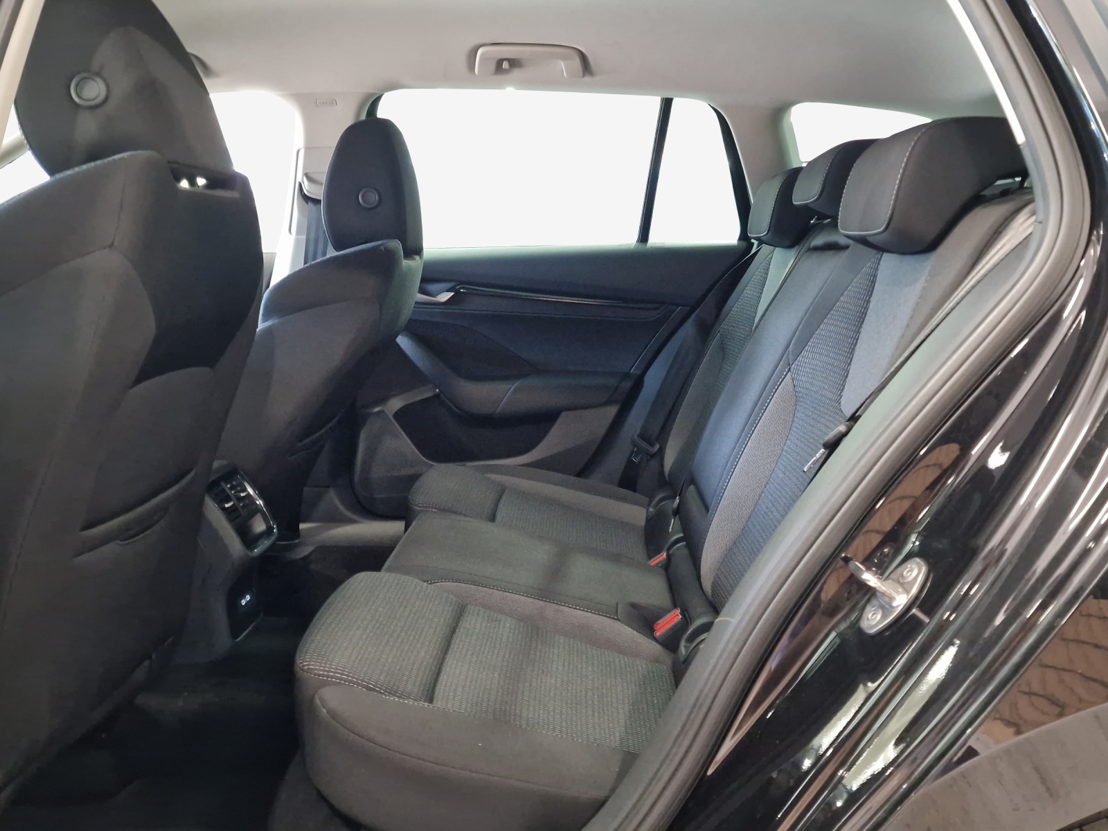 SKODA Octavia Combi 2.0 TDI DSG Selection-image-11