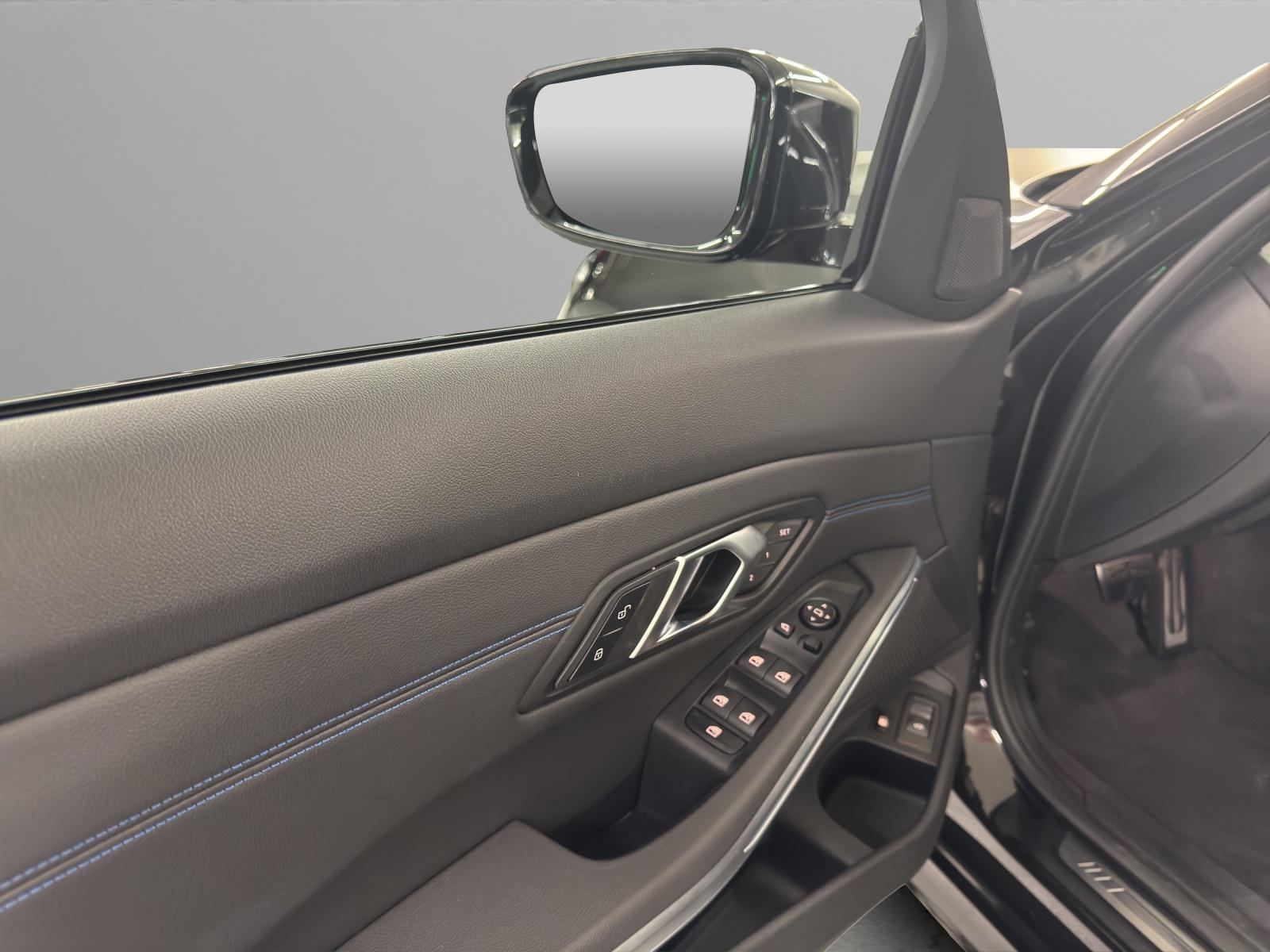 BMW 330e xDrive SAG Touring-image-12