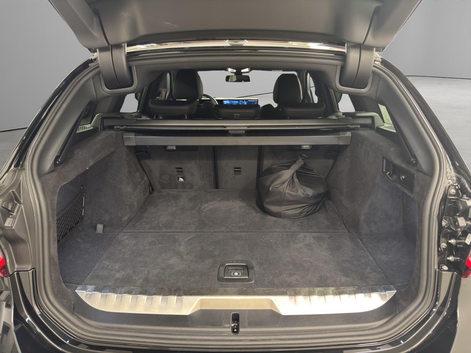 BMW 330e xDrive SAG Touring-image-9
