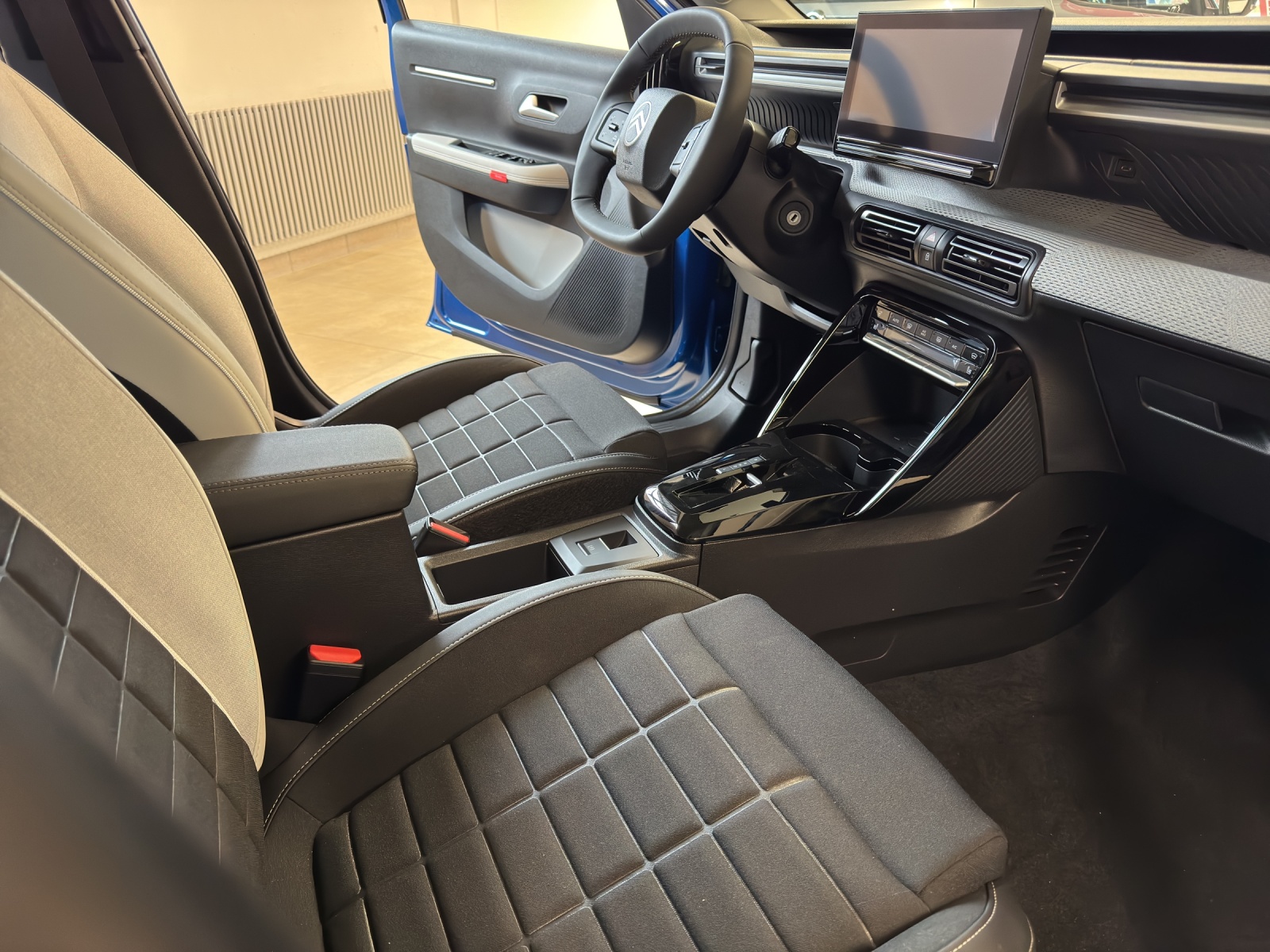 CITROEN C3 1.2 Hybrid Edition Tricolore-image-12
