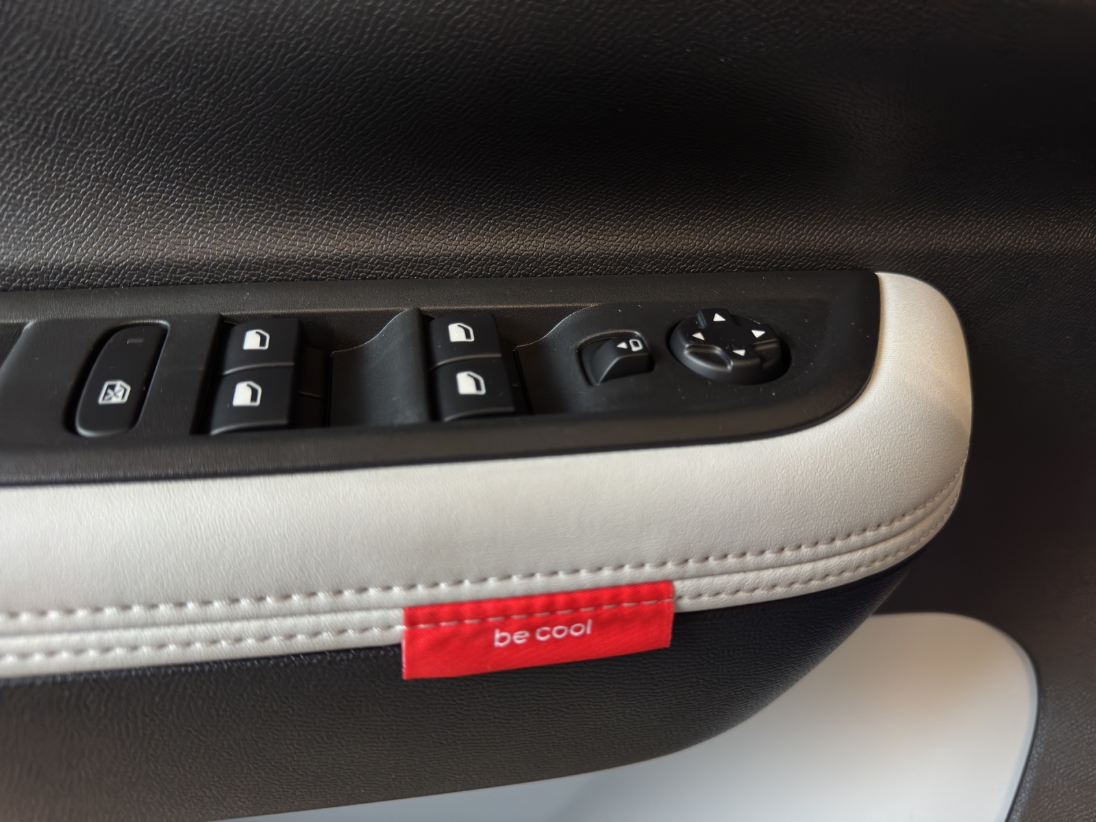 CITROEN C3 1.2 Hybrid Edition Tricolore-image-5