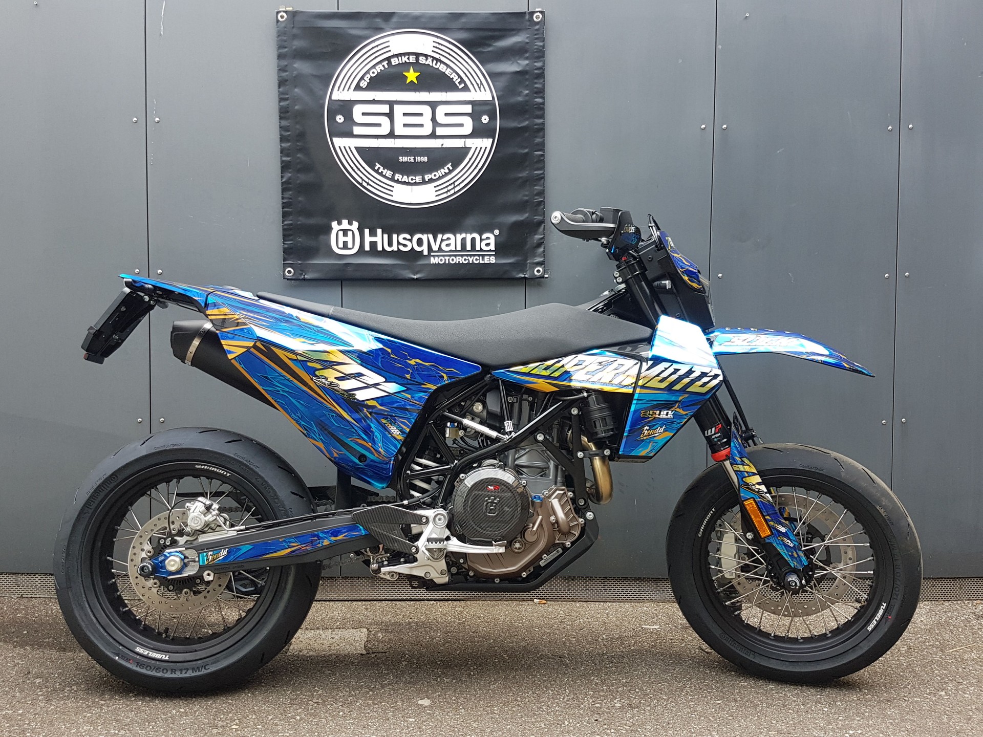 HUSQVARNA 701 Supermoto-showroom-element-2