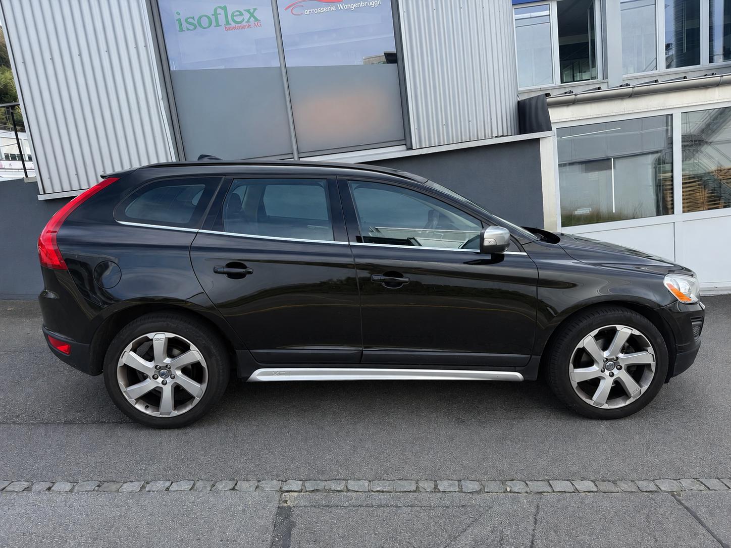 VOLVO XC60 D4 AWD Summum Geartronic-image-4