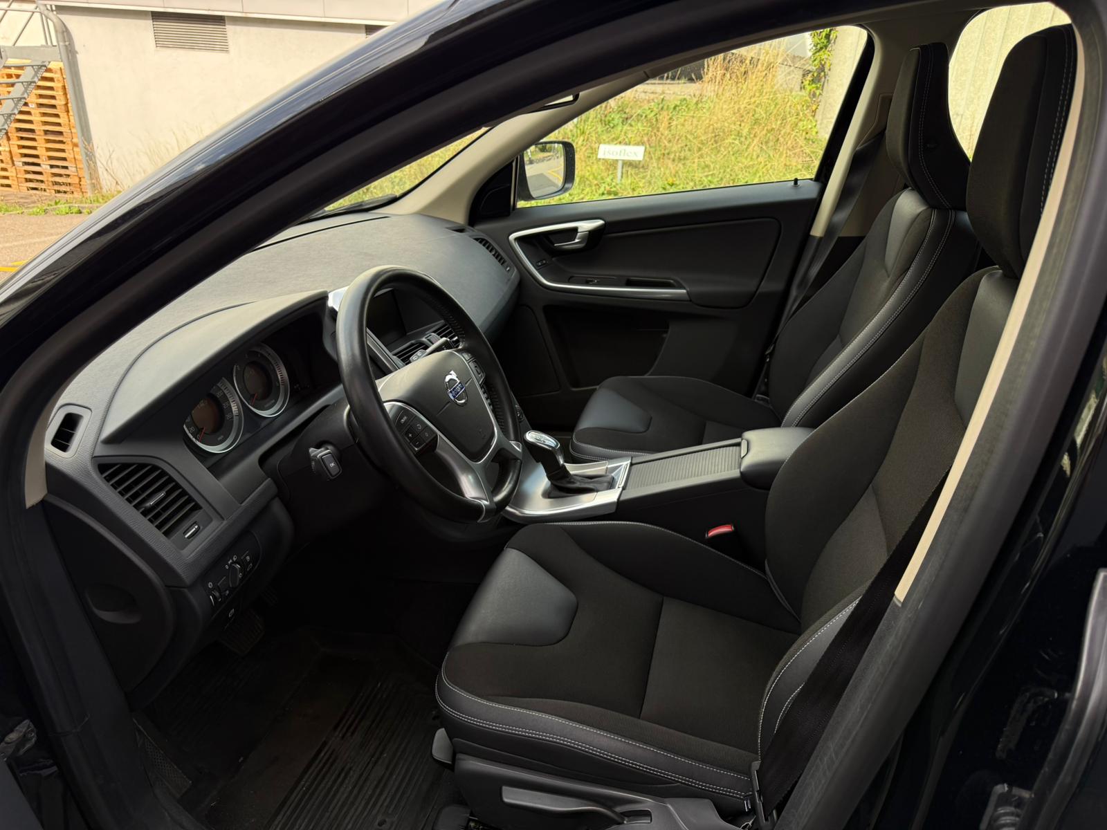 VOLVO XC60 D4 AWD Summum Geartronic-image-12