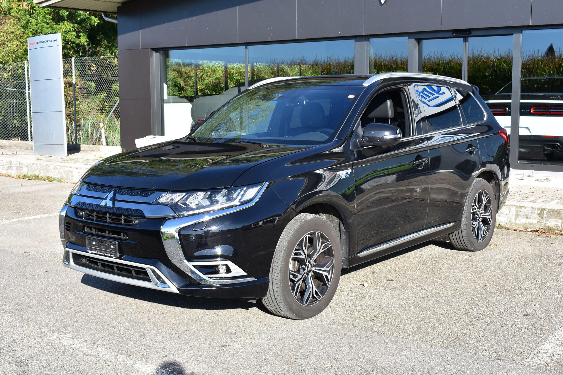 MITSUBISHI Outlander 2.4 PHEV Diamond S-Edition 4WD Automatic-image-2