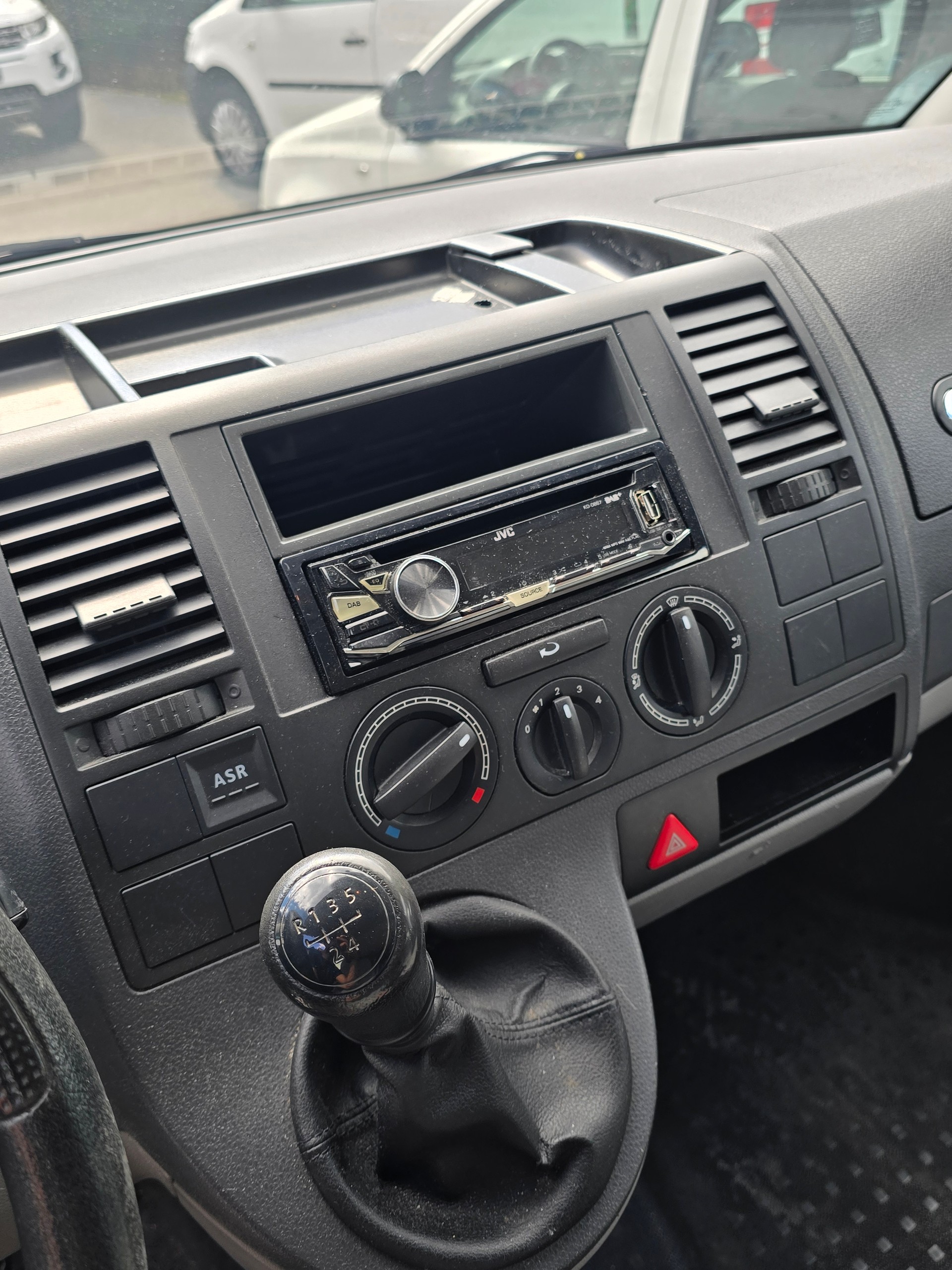 VW TRANSPORTER 1.9TDI 102PS-image-9