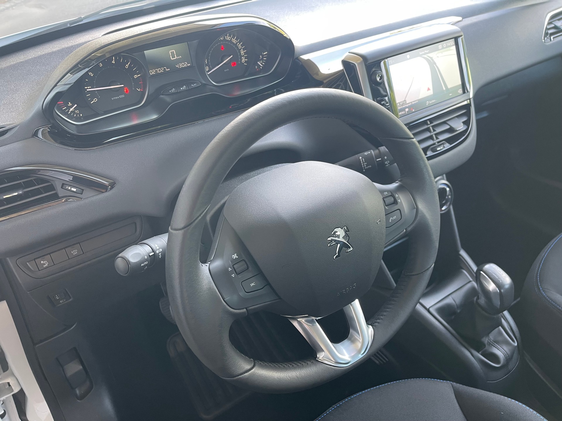 PEUGEOT 208 1.2 PureTech Signature S/S-image-10