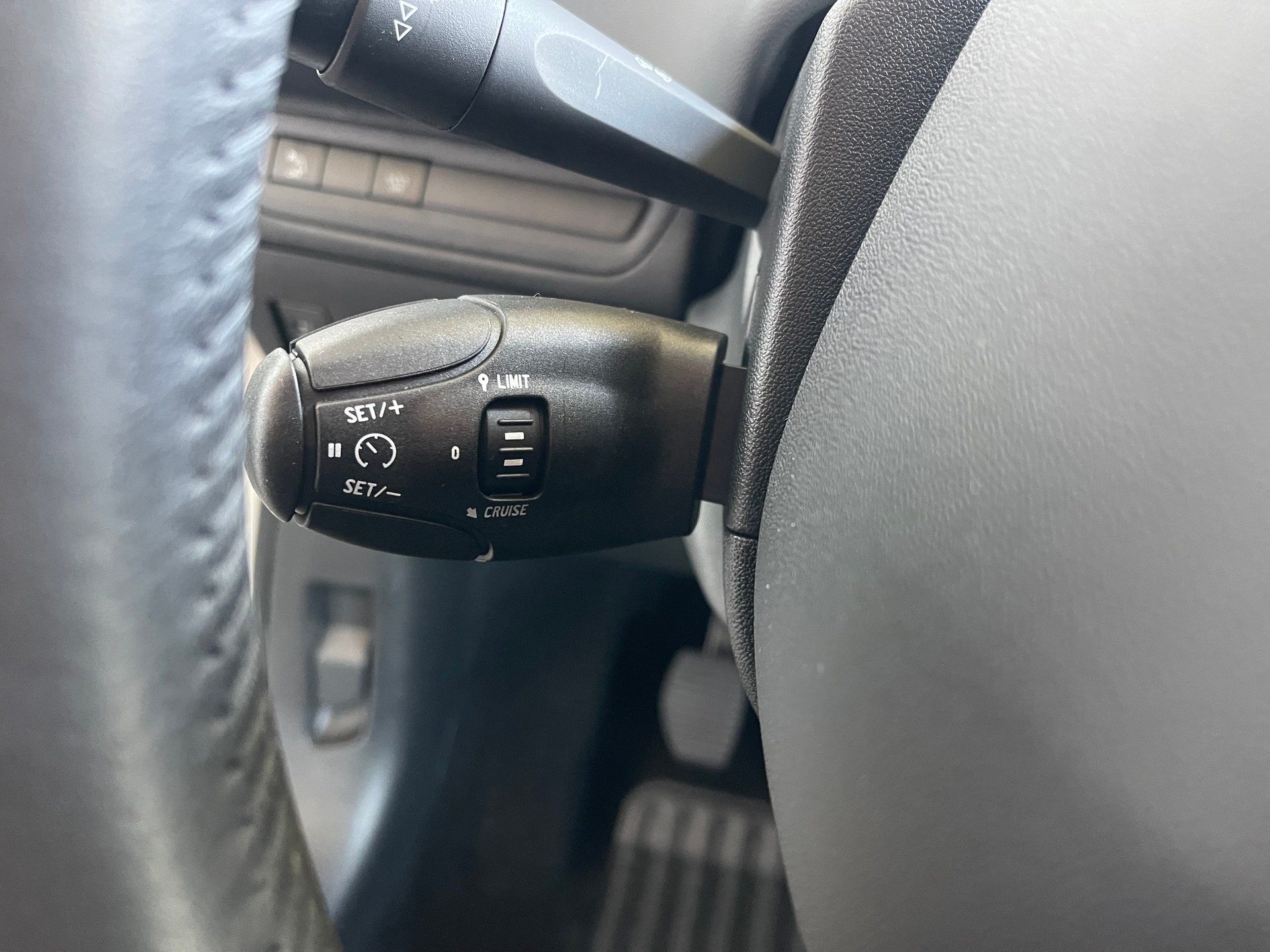 PEUGEOT 208 1.2 PureTech Signature S/S-image-11
