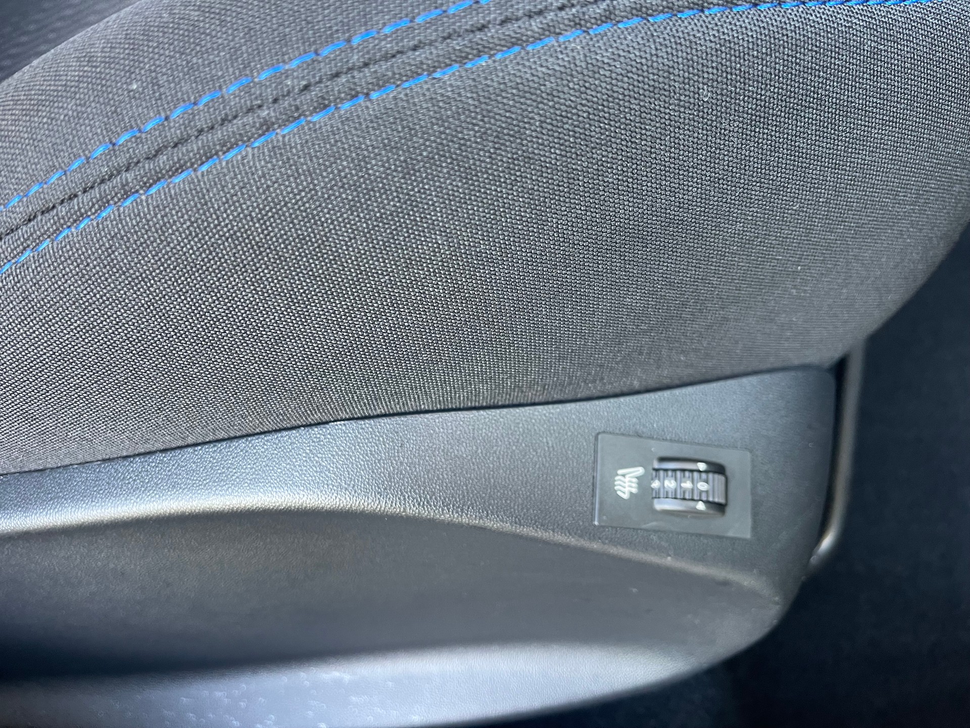 PEUGEOT 208 1.2 PureTech Signature S/S-image-12