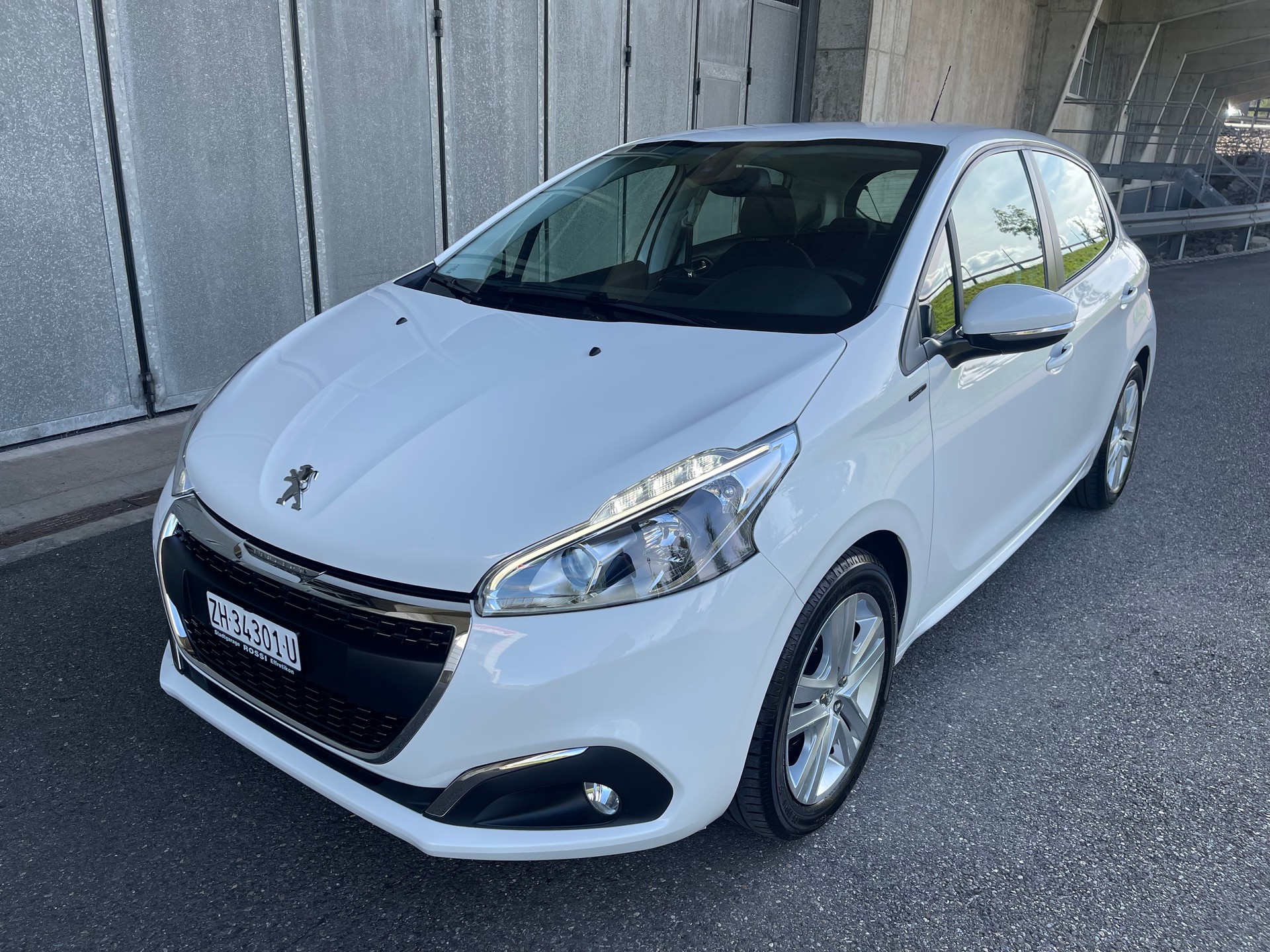 PEUGEOT 208 1.2 PureTech Signature S/S-image-1