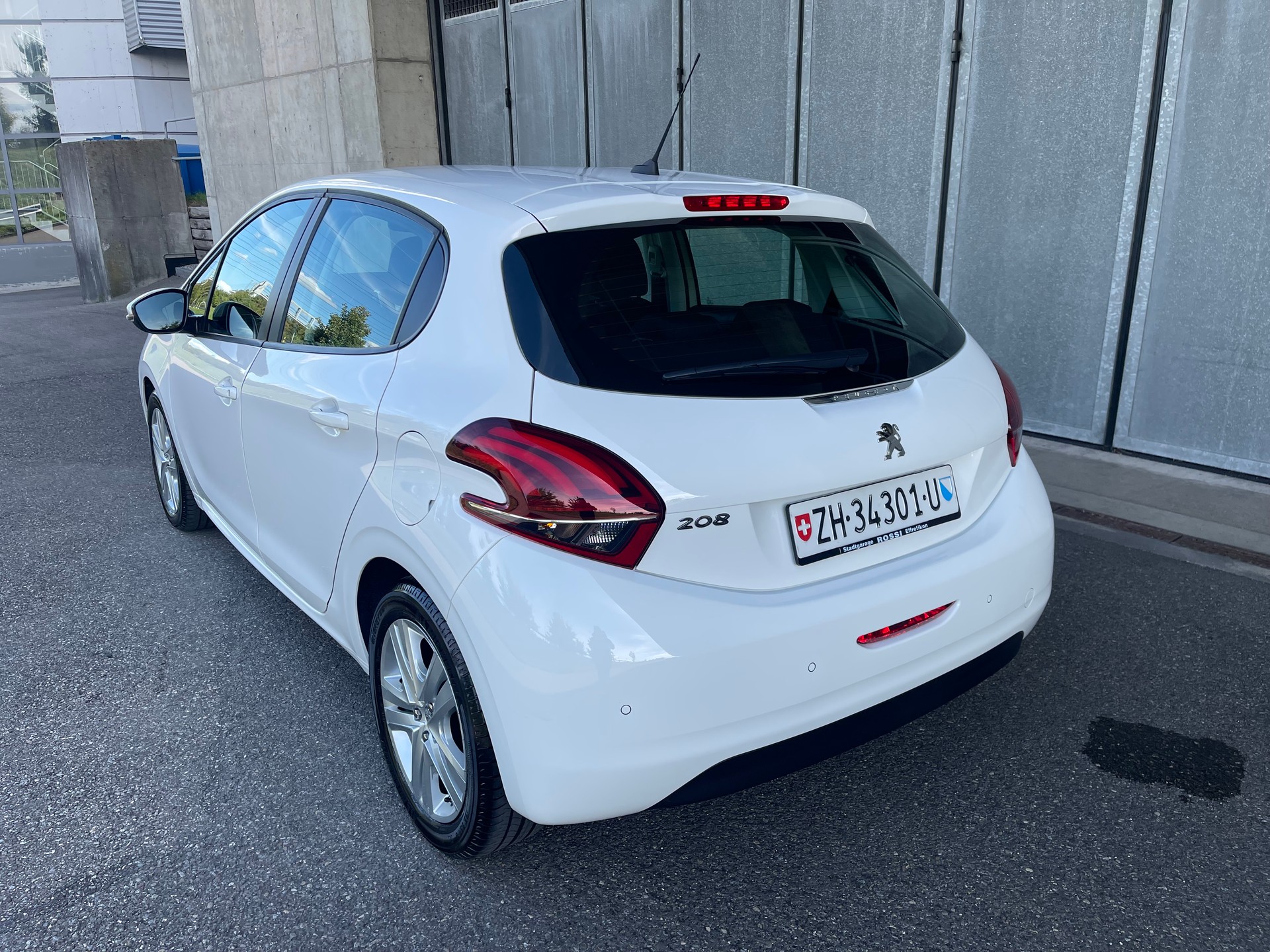 PEUGEOT 208 1.2 PureTech Signature S/S-image-4