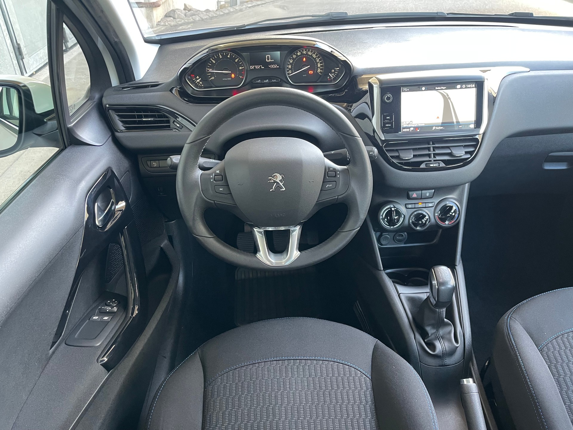 PEUGEOT 208 1.2 PureTech Signature S/S-image-8