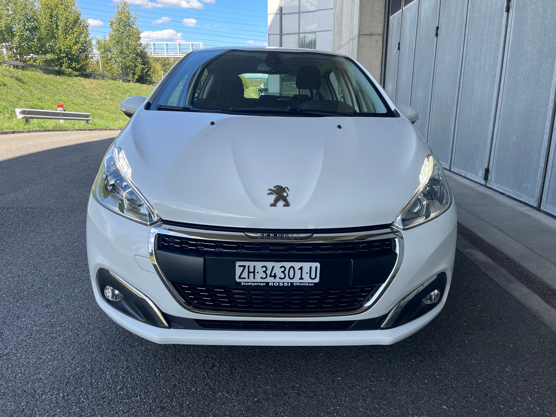PEUGEOT 208 1.2 PureTech Signature S/S-image-2