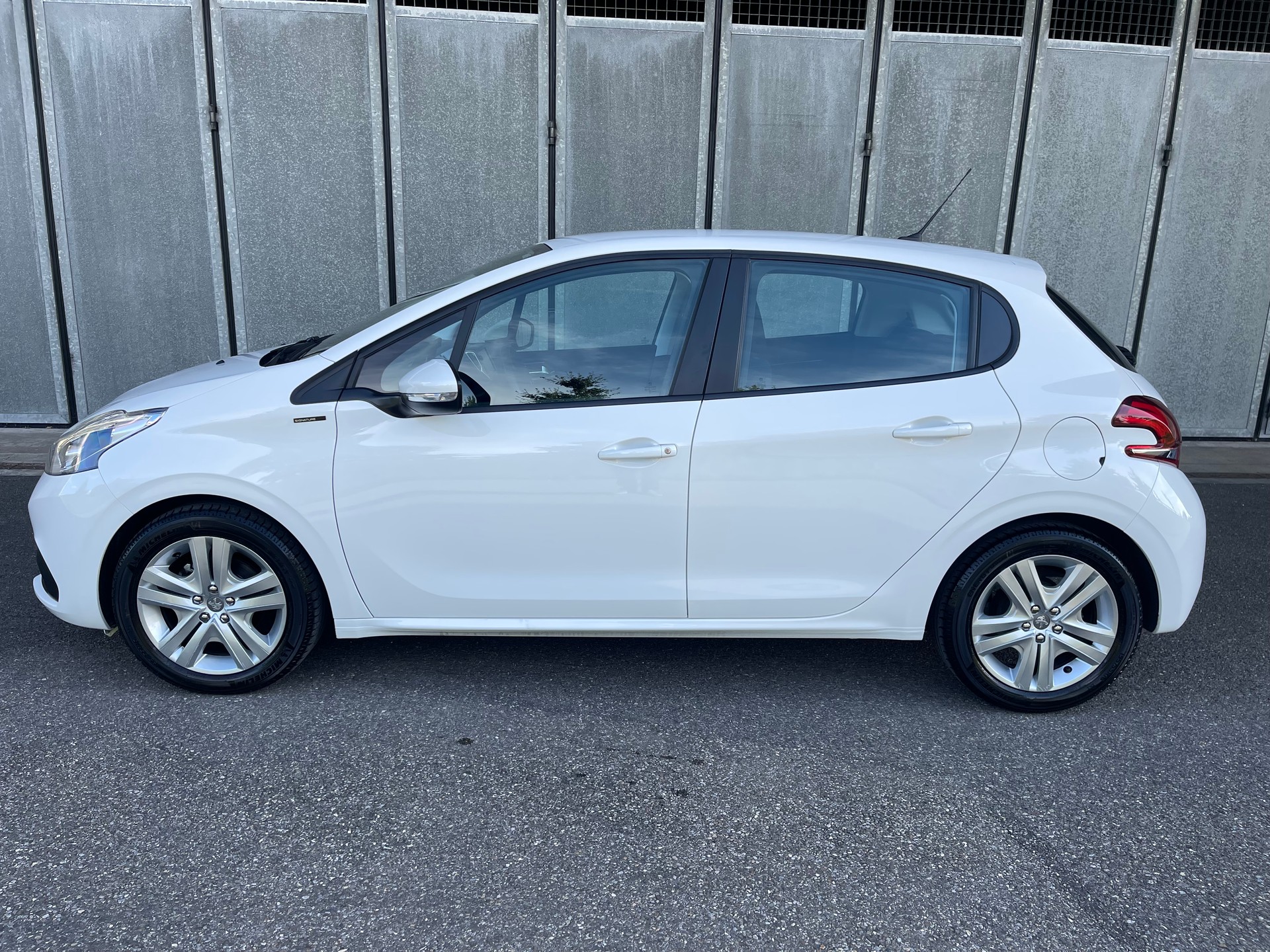 PEUGEOT 208 1.2 PureTech Signature S/S-image-6