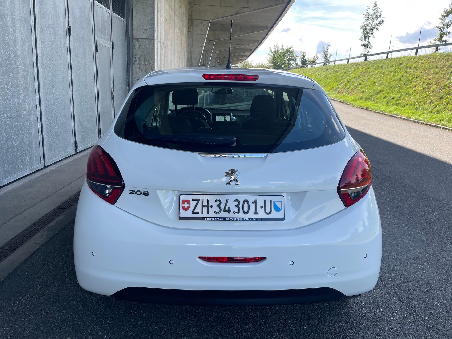 PEUGEOT 208 1.2 PureTech Signature S/S-image-5