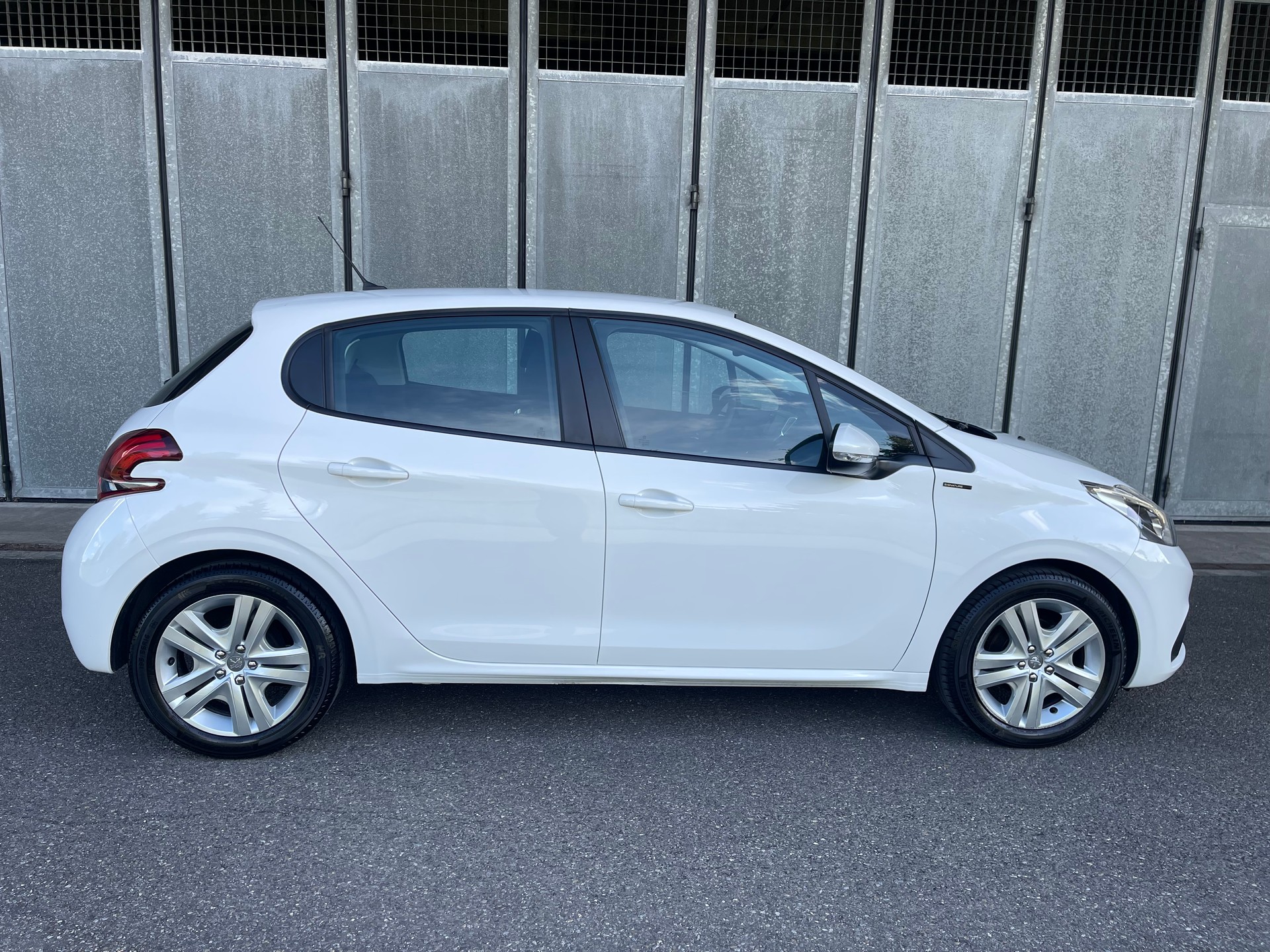 PEUGEOT 208 1.2 PureTech Signature S/S-image-7