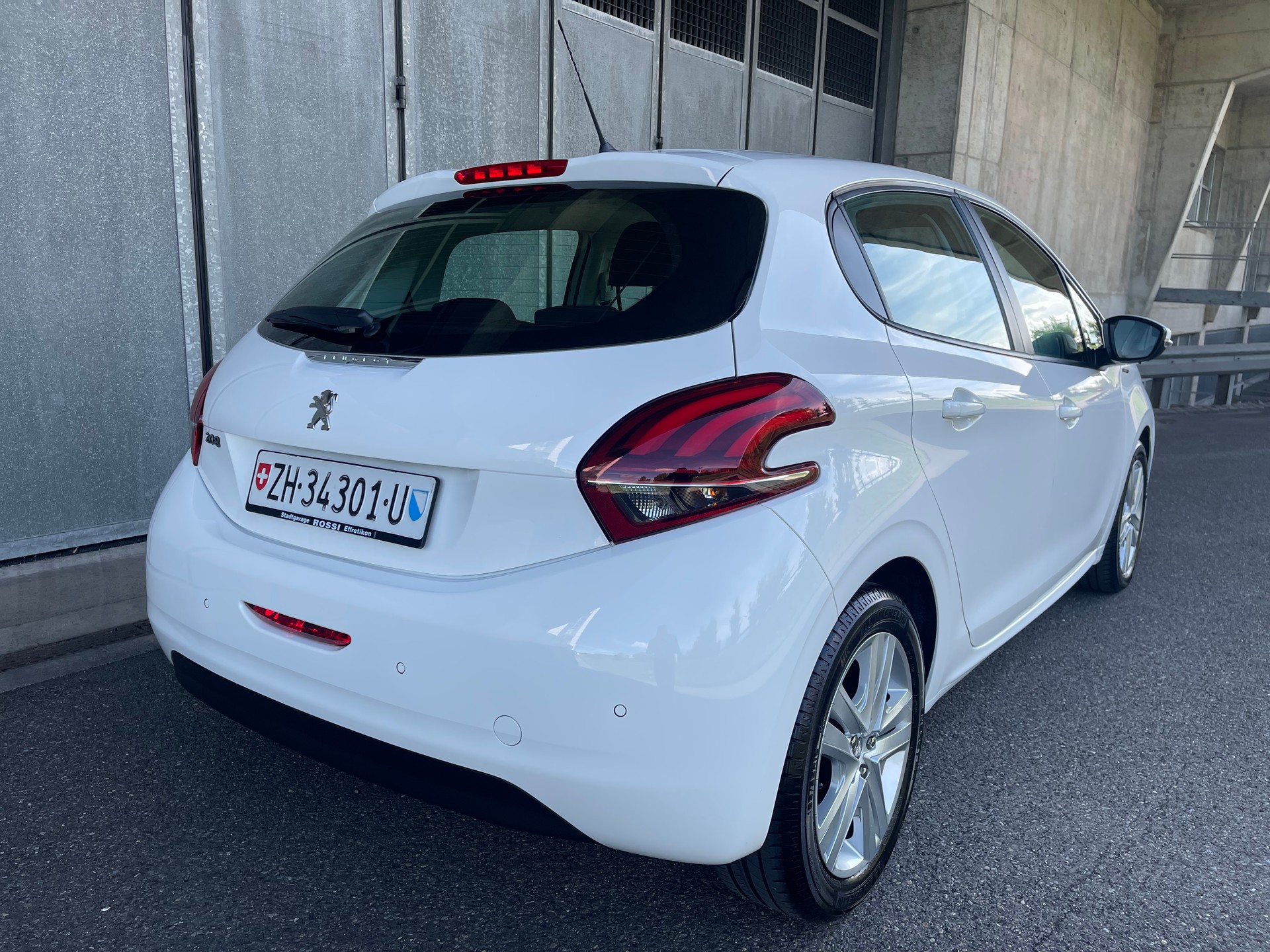 PEUGEOT 208 1.2 PureTech Signature S/S-image-3