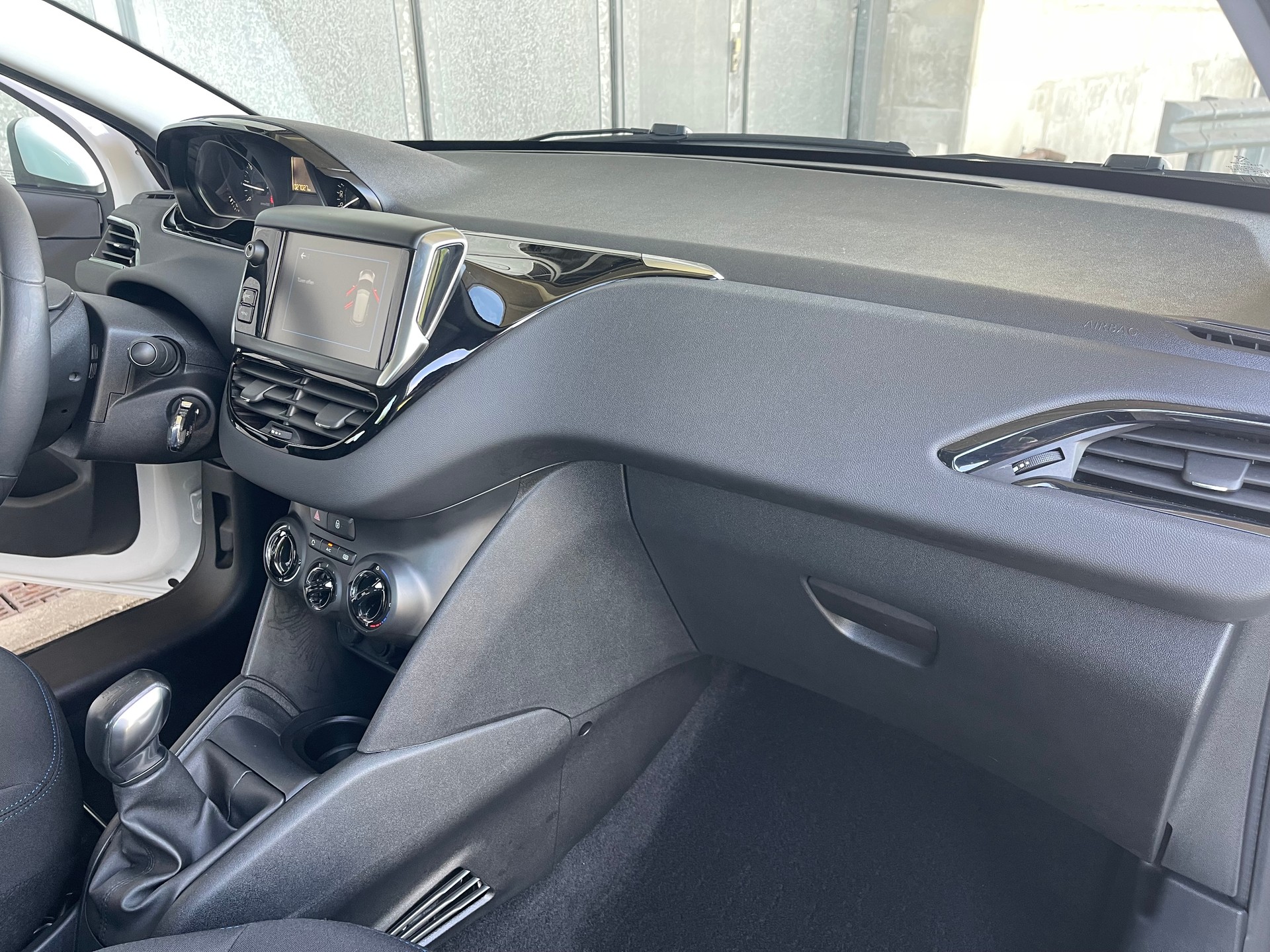 PEUGEOT 208 1.2 PureTech Signature S/S-image-13