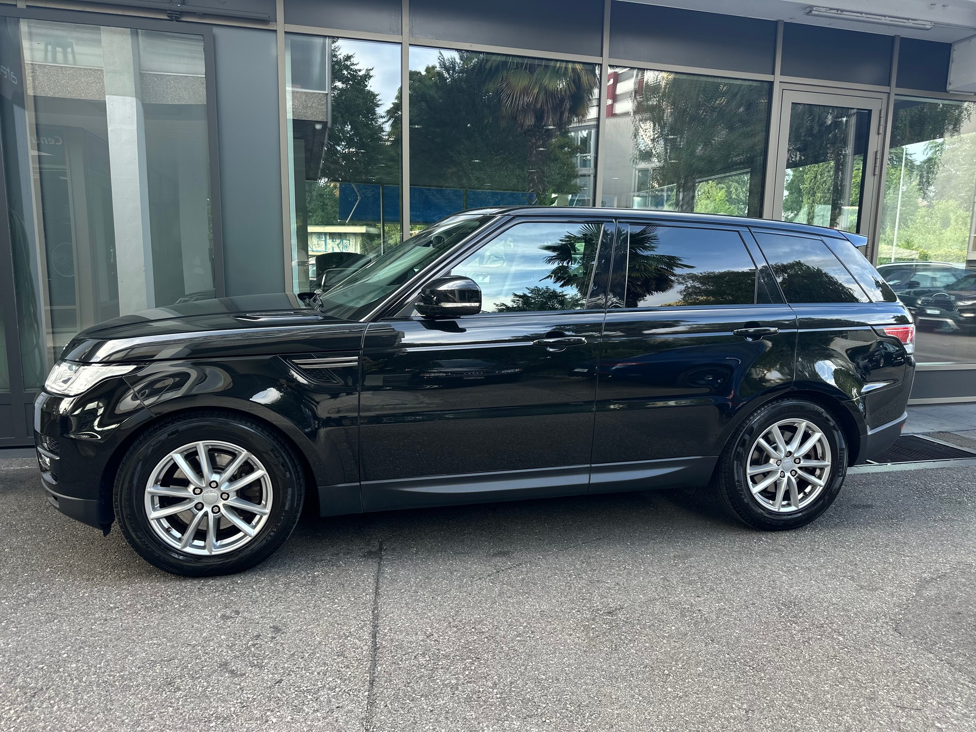 LAND ROVER Range Rover Sport 3.0 TDV6 SE Automatic-image-4