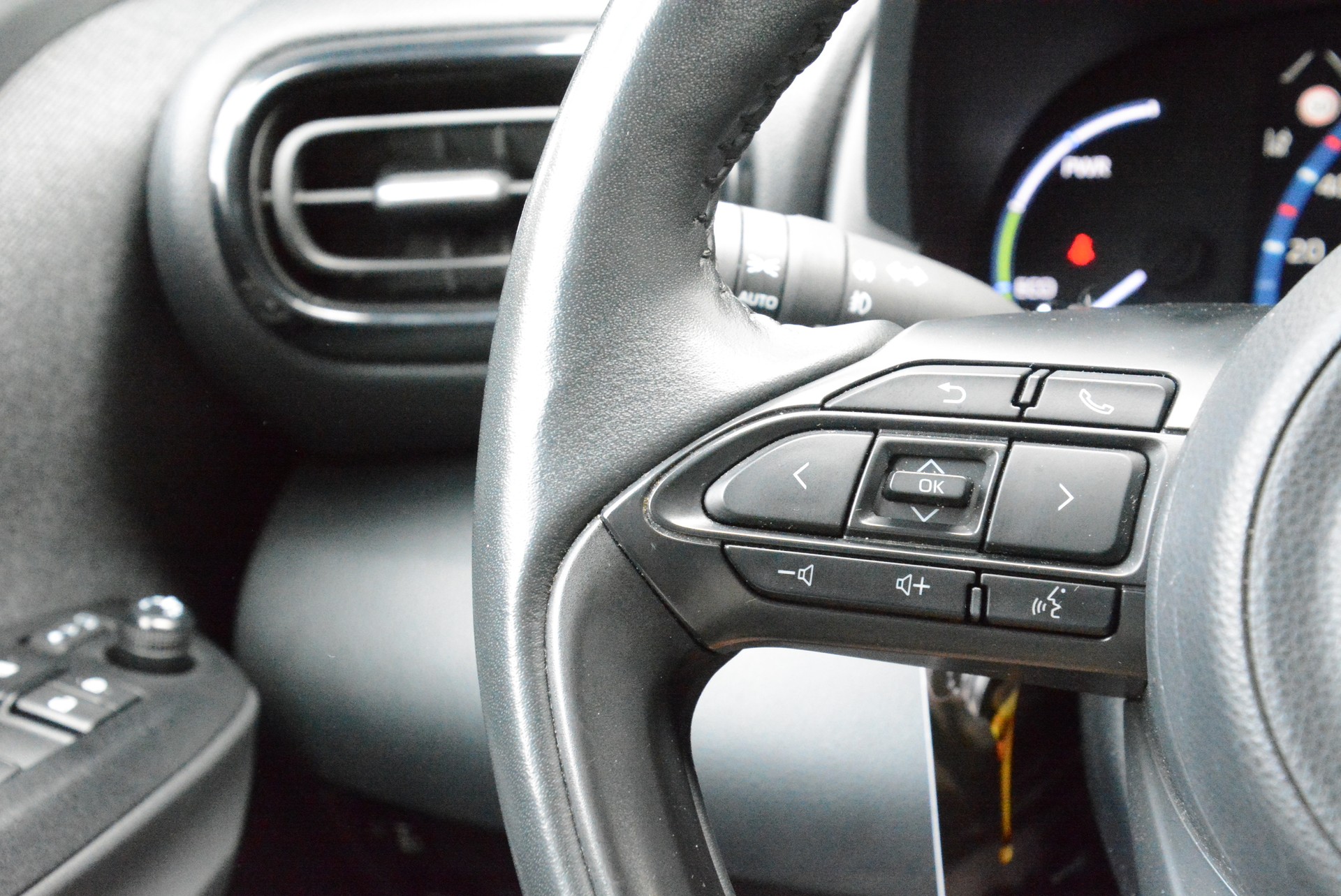 TOYOTA Yaris Cross 1.5 Trend e-CVT AWDi-image-12
