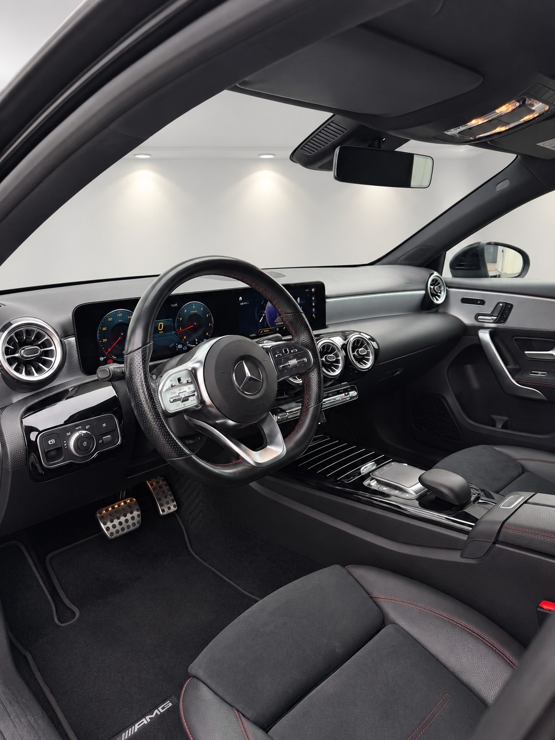 MERCEDES-BENZ A 200 AMG Line 7G-DCT-image-9