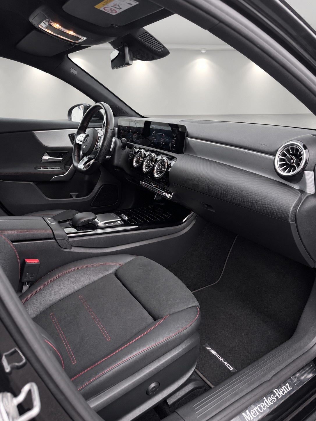 MERCEDES-BENZ A 200 AMG Line 7G-DCT-image-10