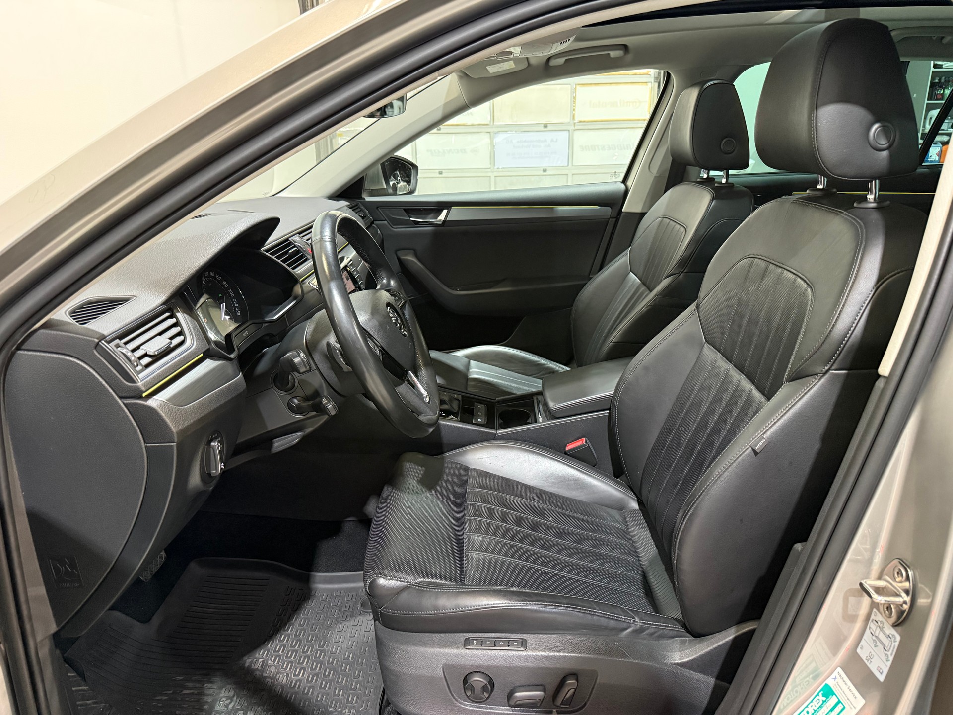 SKODA Superb Combi 2.0 TSI Style DSG 4x4-image-11