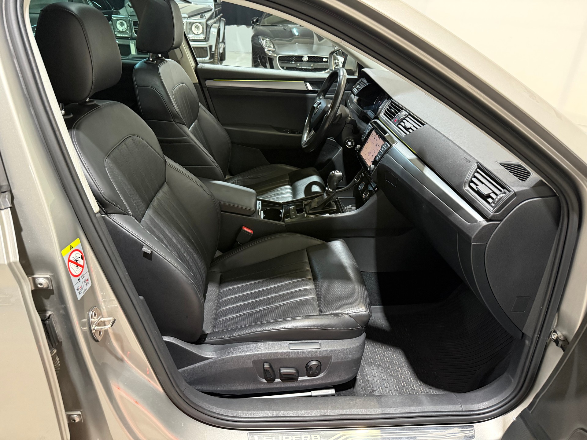 SKODA Superb Combi 2.0 TSI Style DSG 4x4-image-12