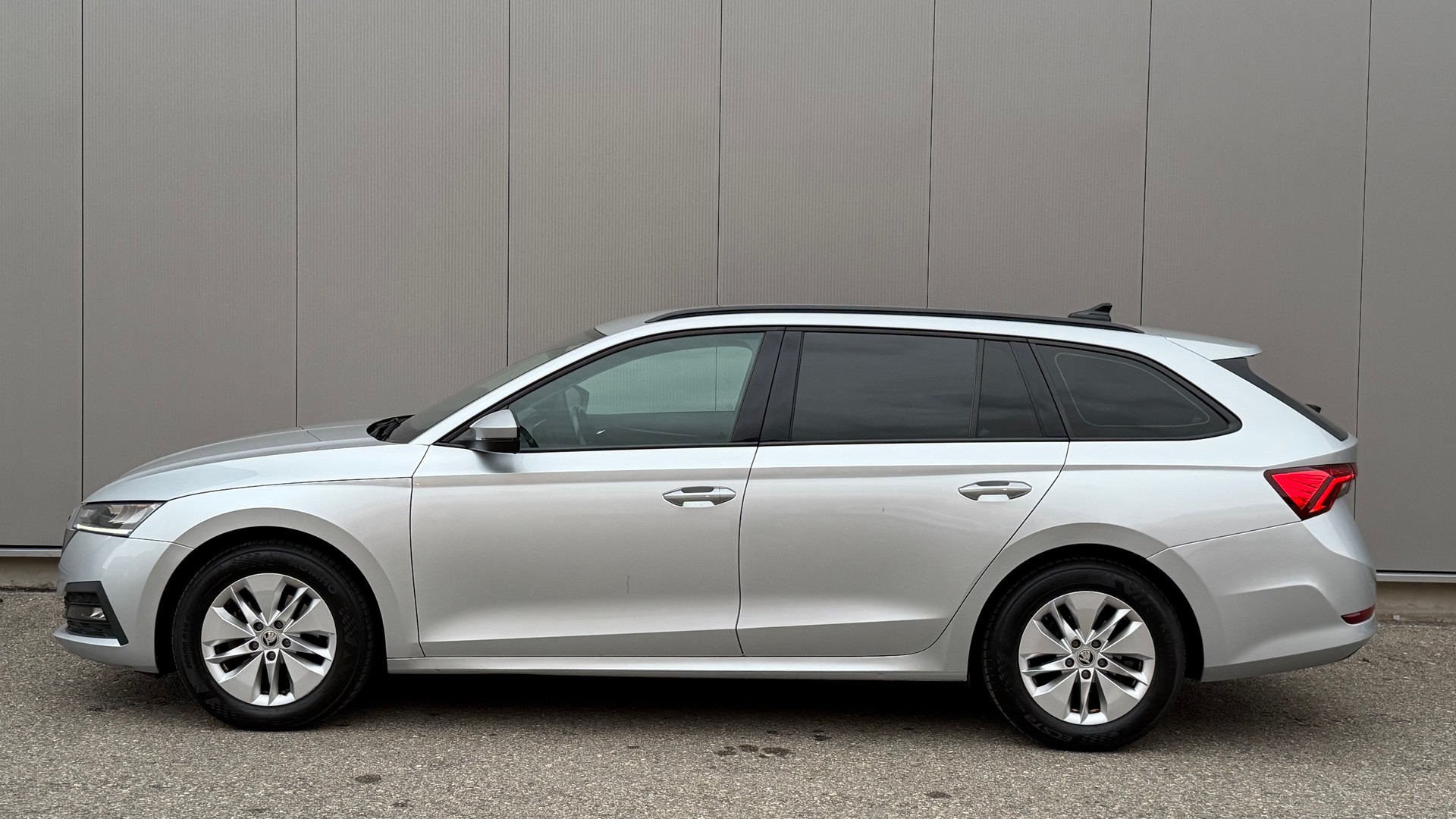 SKODA Octavia Combi 2.0 TDI DSG Ambition-image-4