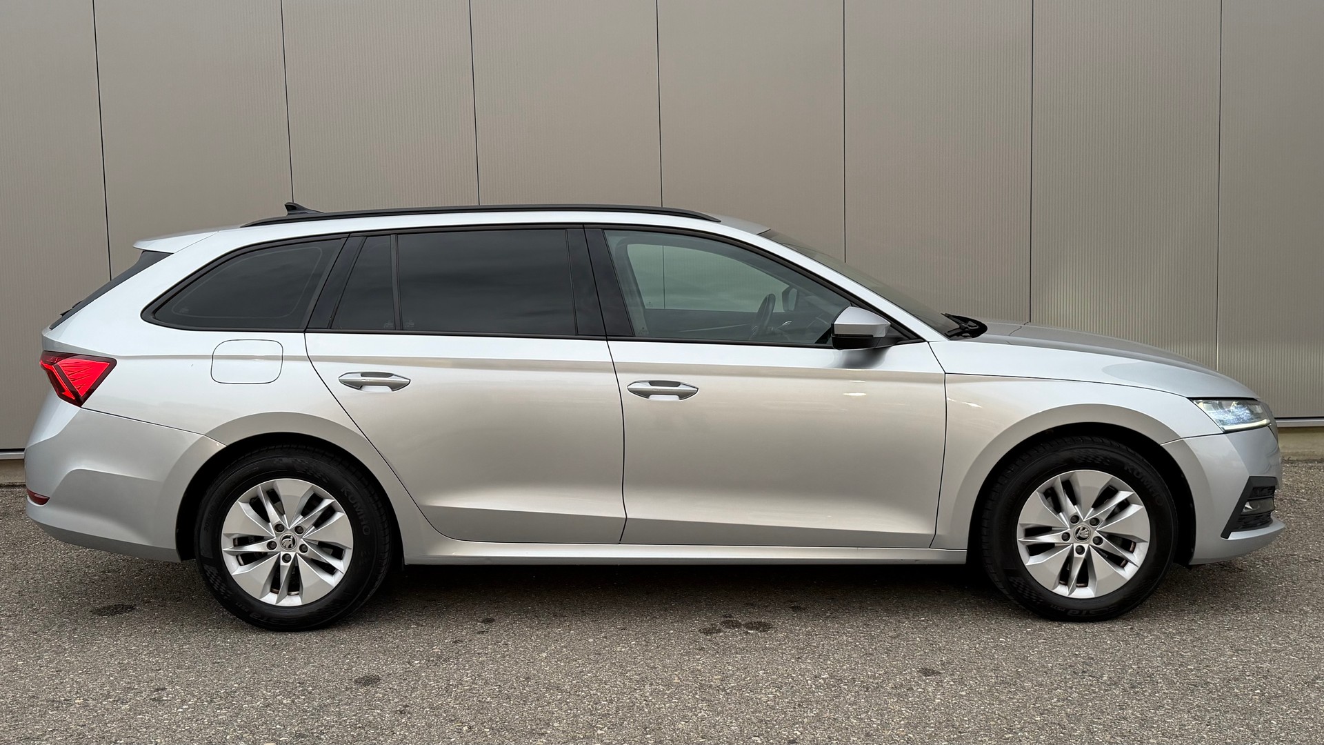 SKODA Octavia Combi 2.0 TDI DSG Ambition-image-8