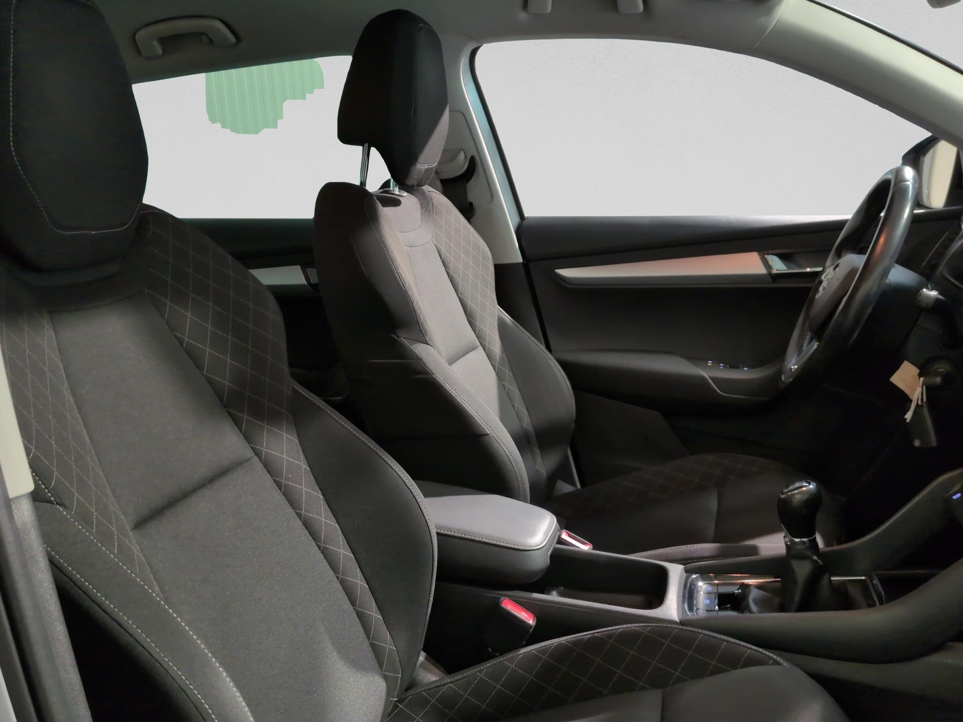 SKODA Karoq 2.0 TDI CR Ambition 4x4-image-16