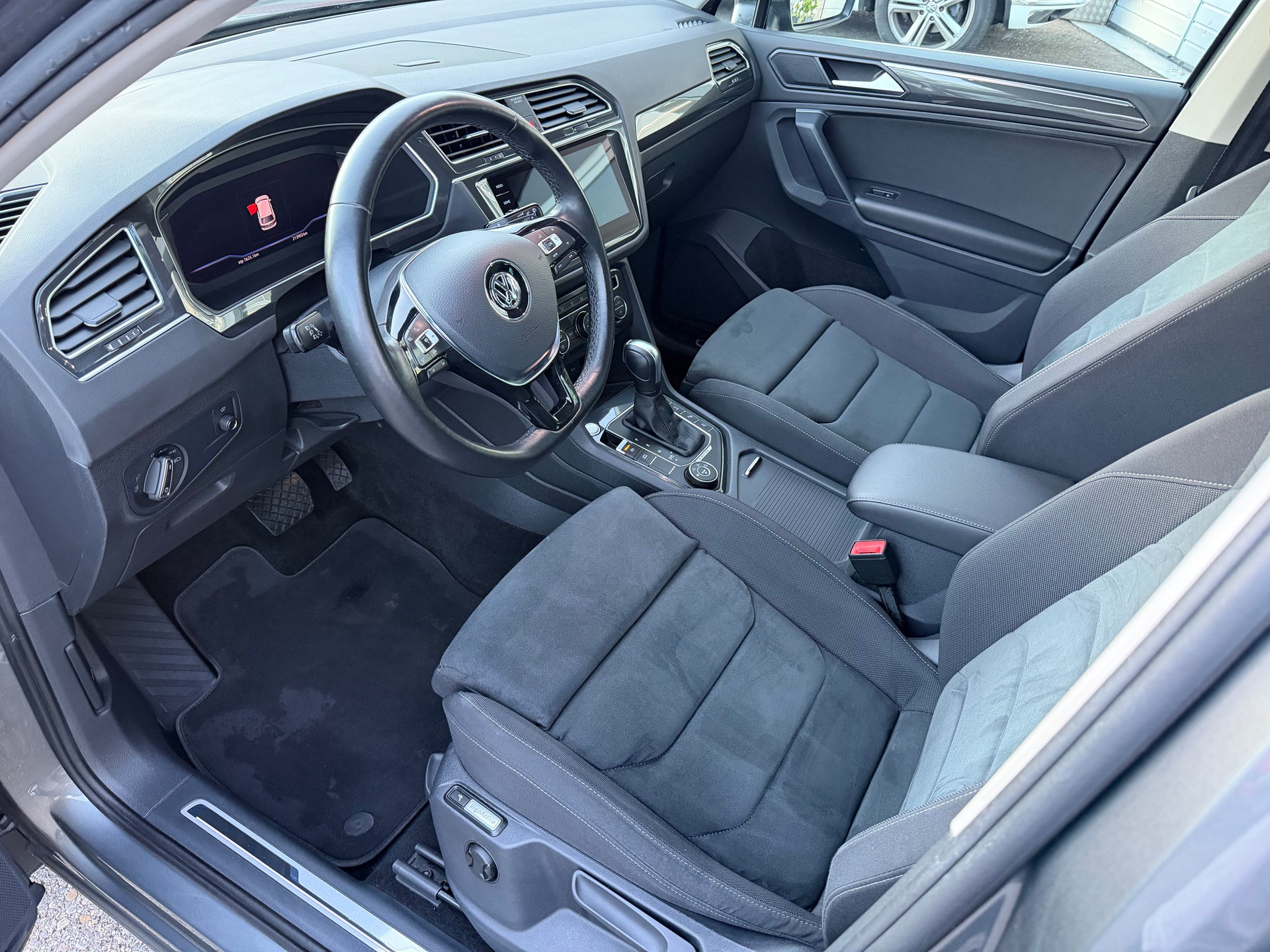 VW Tiguan 2.0 TDI SCR Highline 4Motion DSG-image-4