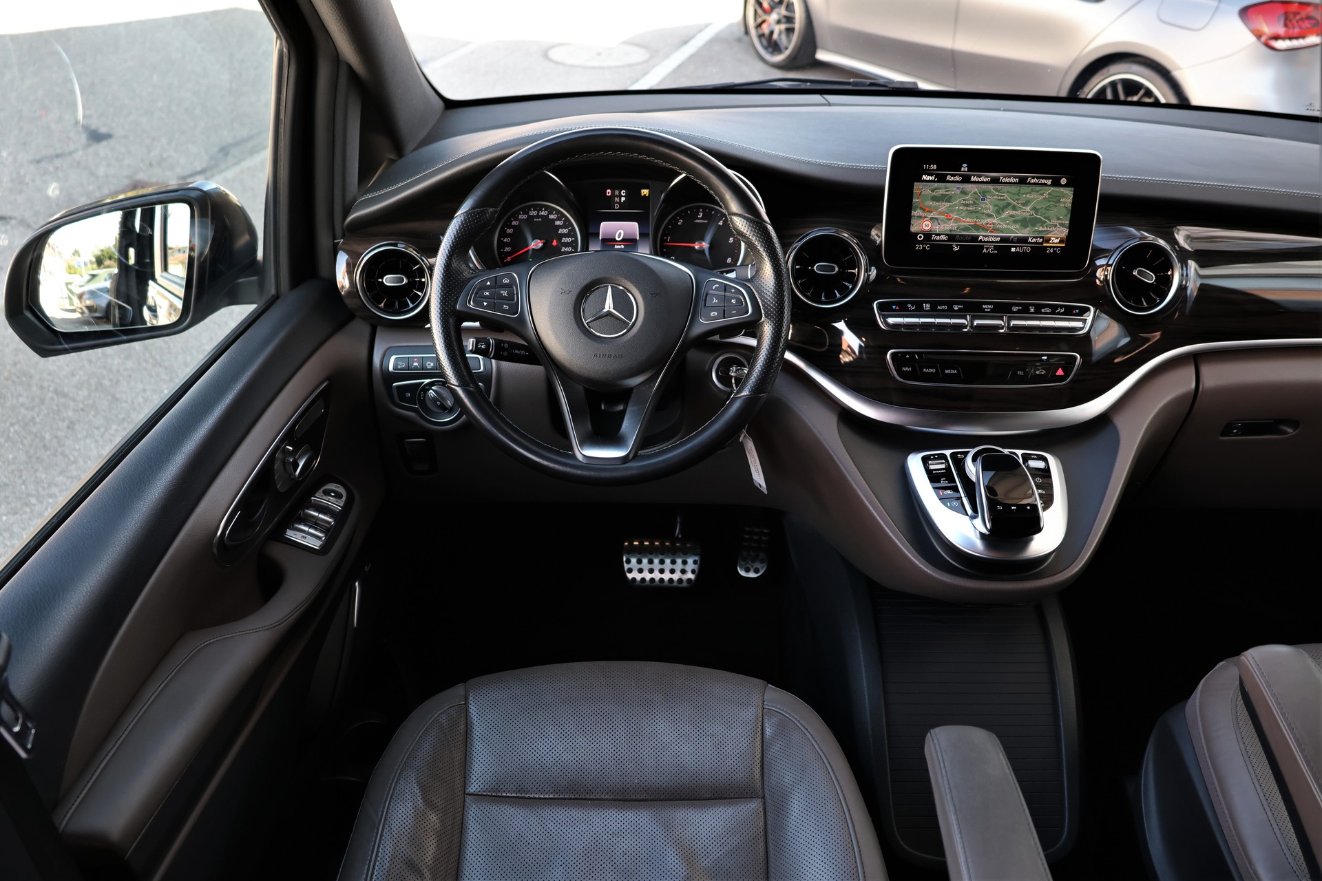 MERCEDES-BENZ V 300 d lang Avantgarde 4Matic 9G-Tronic (CH) 7Plätzer + 2.5T AHK-image-17