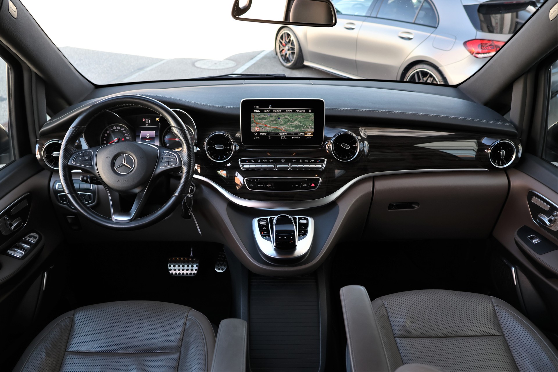 MERCEDES-BENZ V 300 d lang Avantgarde 4Matic 9G-Tronic (CH) 7Plätzer + 2.5T AHK-image-19