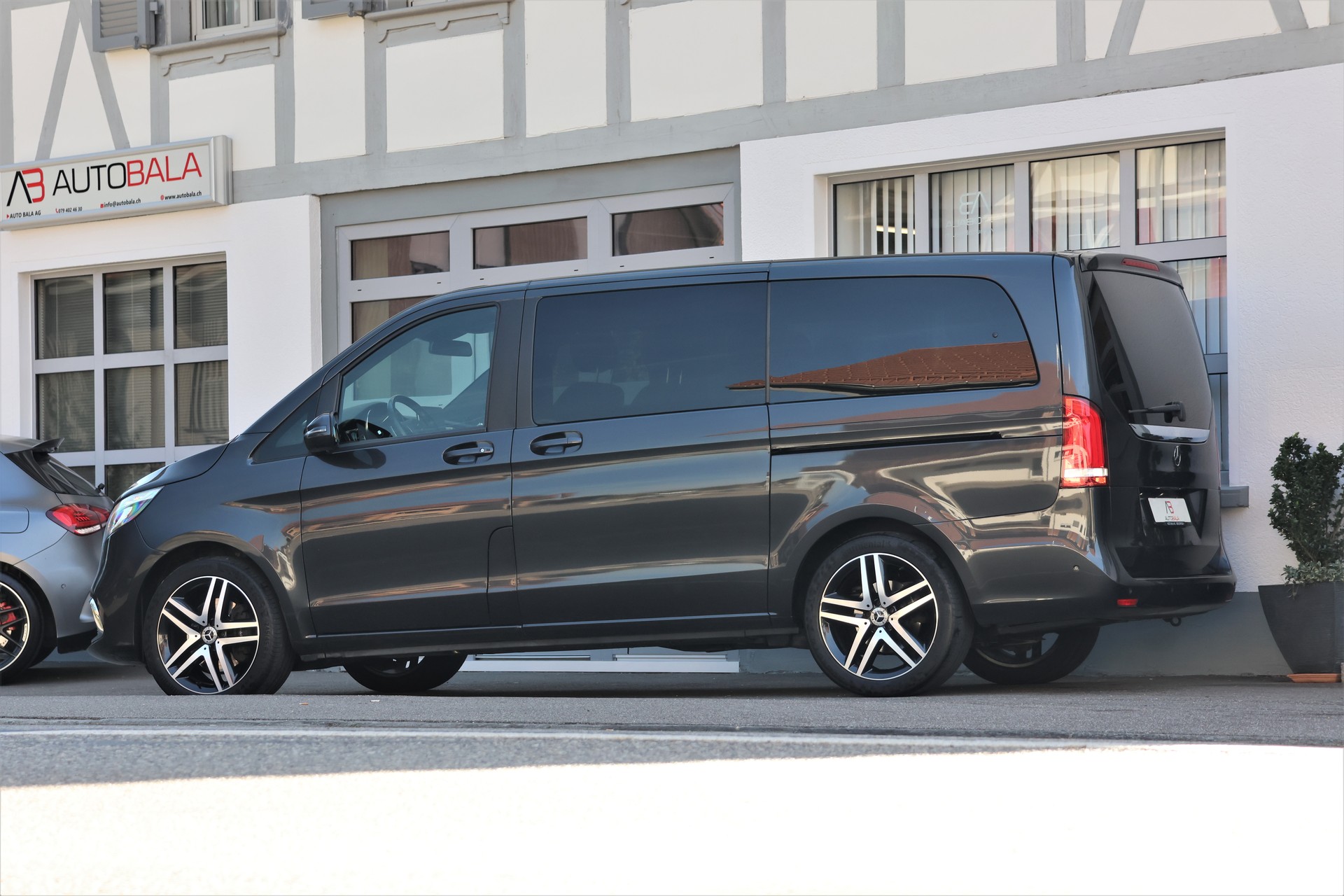 MERCEDES-BENZ V 300 d lang Avantgarde 4Matic 9G-Tronic (CH) 7Plätzer + 2.5T AHK-showroom-element-3