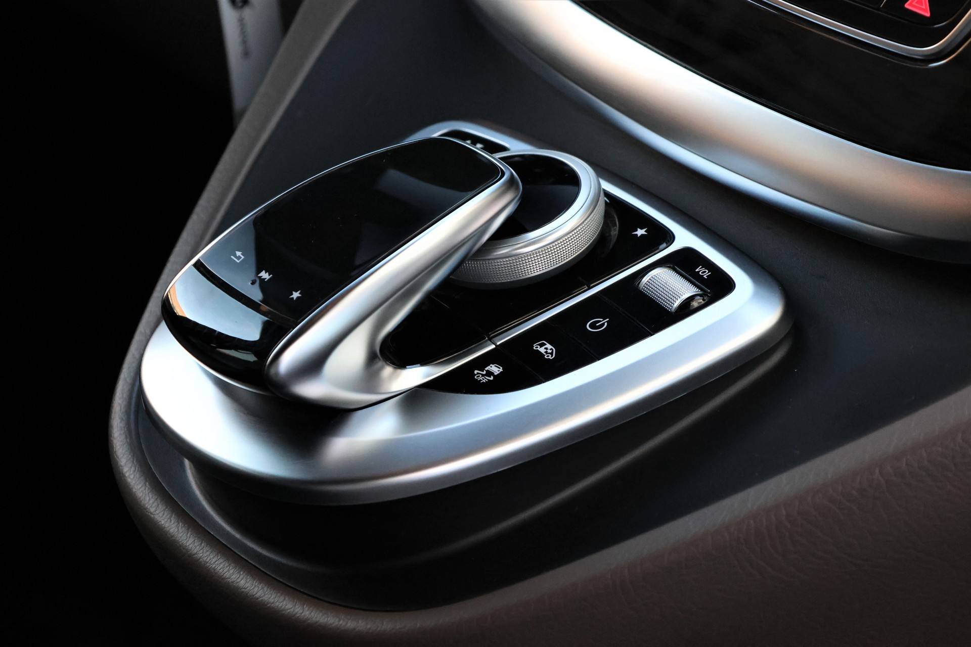 MERCEDES-BENZ V 300 d lang Avantgarde 4Matic 9G-Tronic (CH) 7Plätzer + 2.5T AHK-image-25