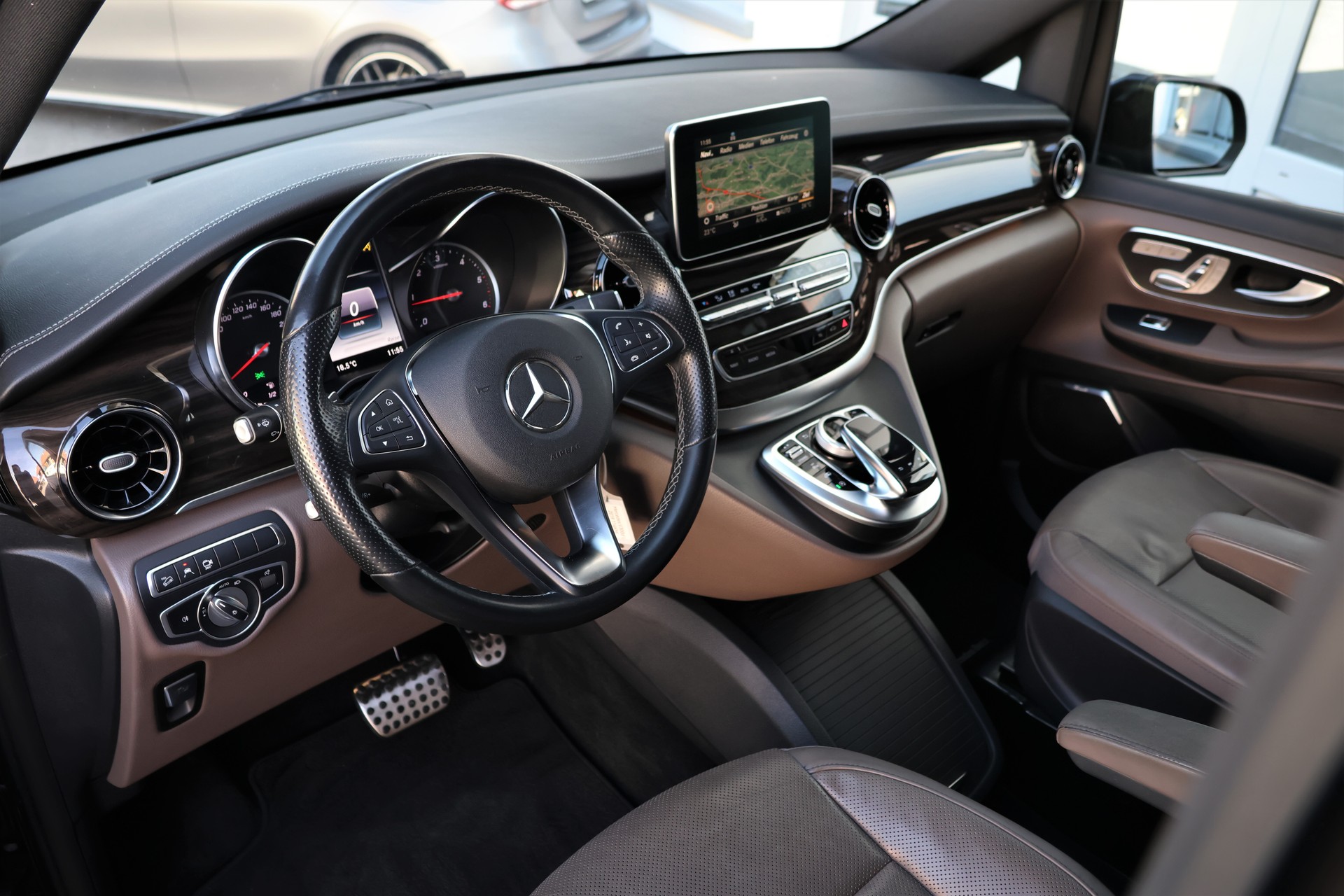 MERCEDES-BENZ V 300 d lang Avantgarde 4Matic 9G-Tronic (CH) 7Plätzer + 2.5T AHK-image-9