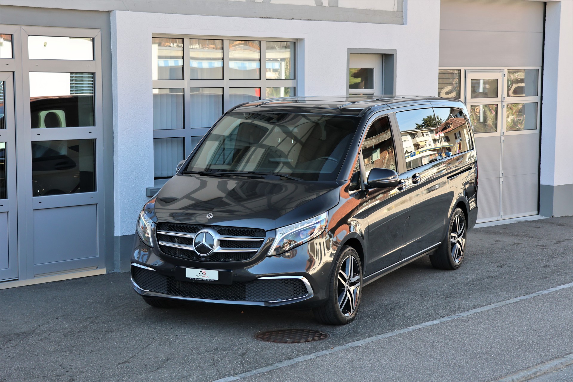 MERCEDES-BENZ V 300 d lang Avantgarde 4Matic 9G-Tronic (CH) 7Plätzer + 2.5T AHK