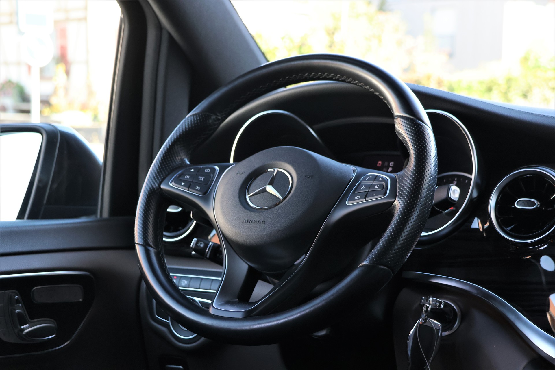 MERCEDES-BENZ V 300 d lang Avantgarde 4Matic 9G-Tronic (CH) 7Plätzer + 2.5T AHK-image-18