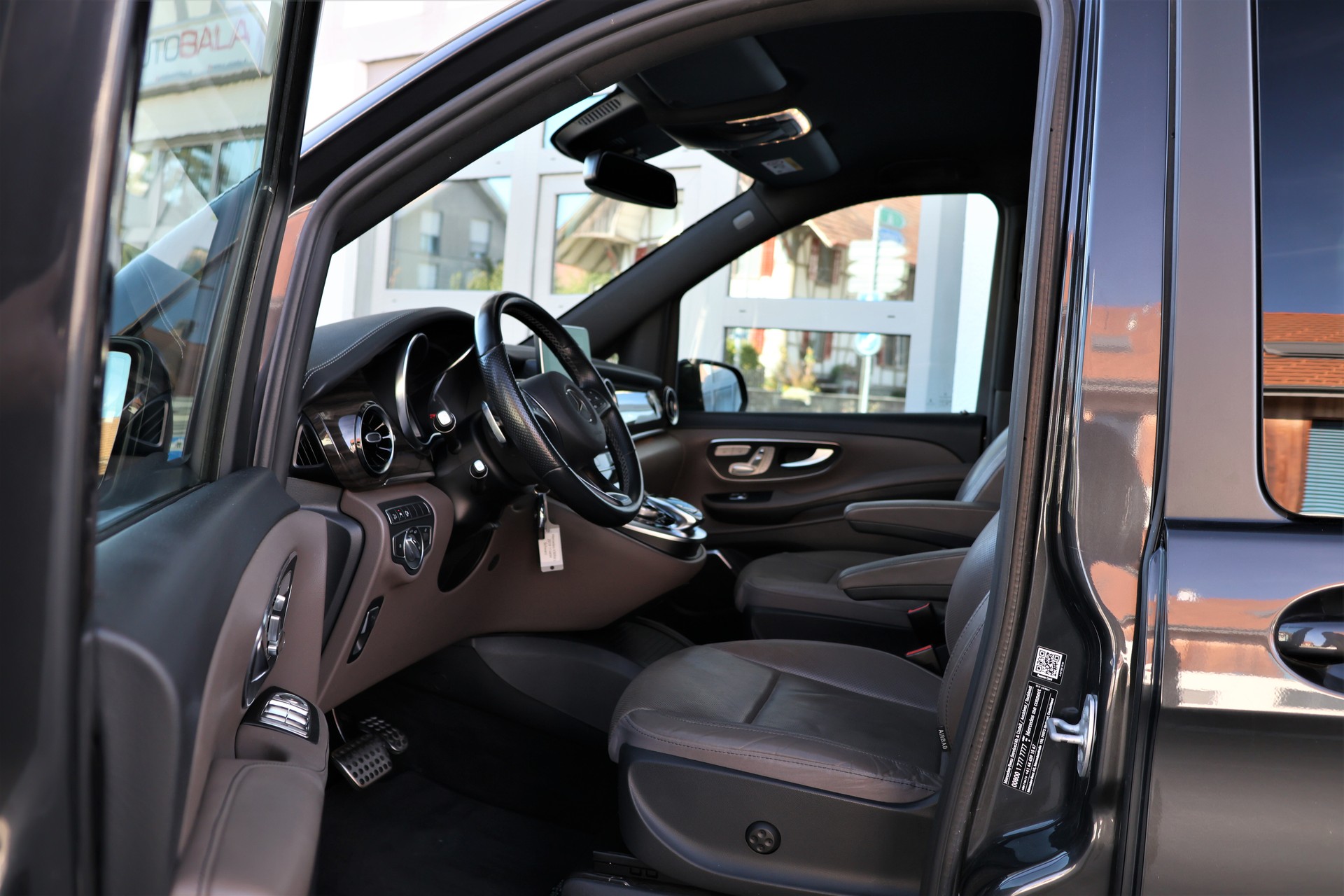 MERCEDES-BENZ V 300 d lang Avantgarde 4Matic 9G-Tronic (CH) 7Plätzer + 2.5T AHK-image-8