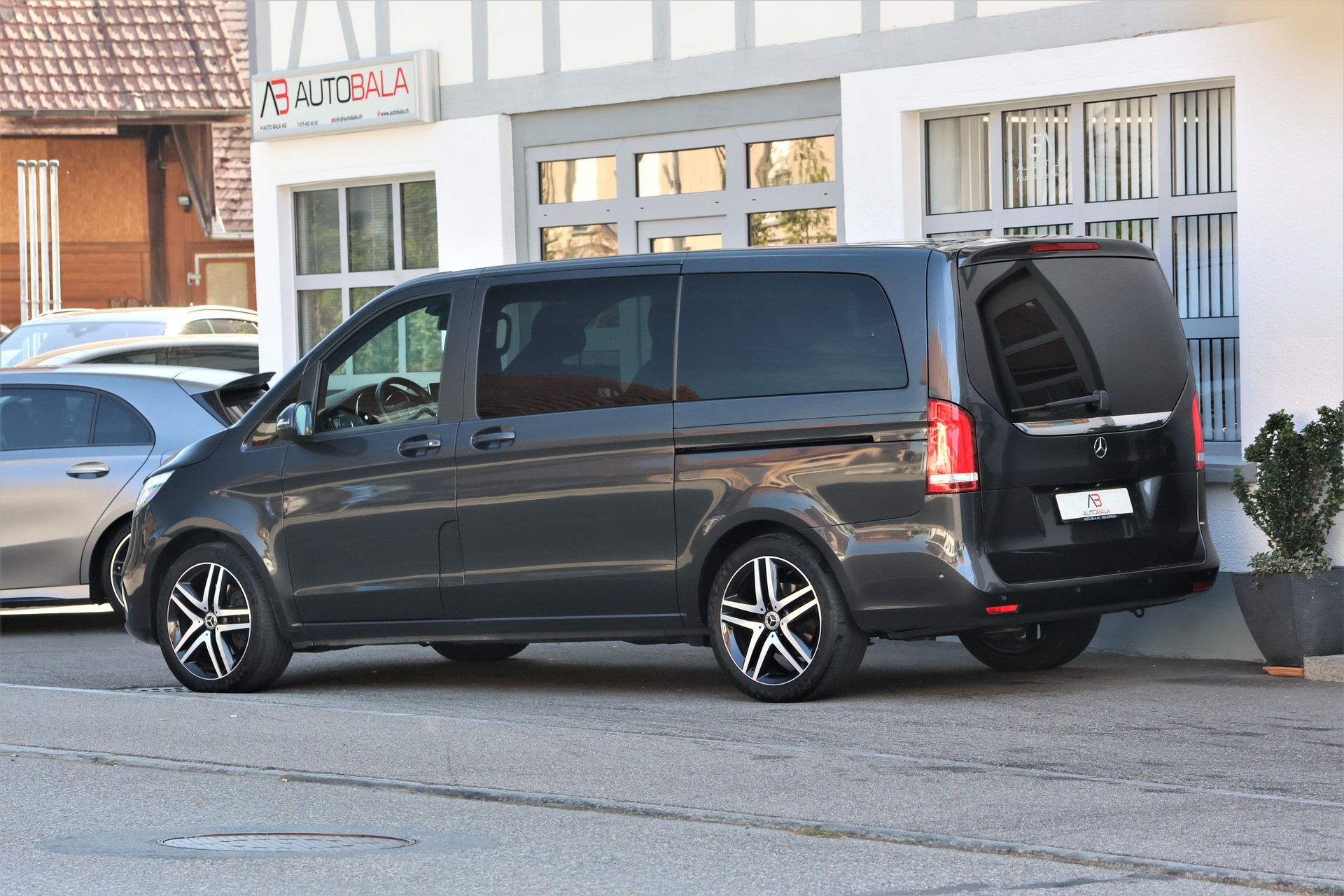 MERCEDES-BENZ V 300 d lang Avantgarde 4Matic 9G-Tronic (CH) 7Plätzer + 2.5T AHK-image-4