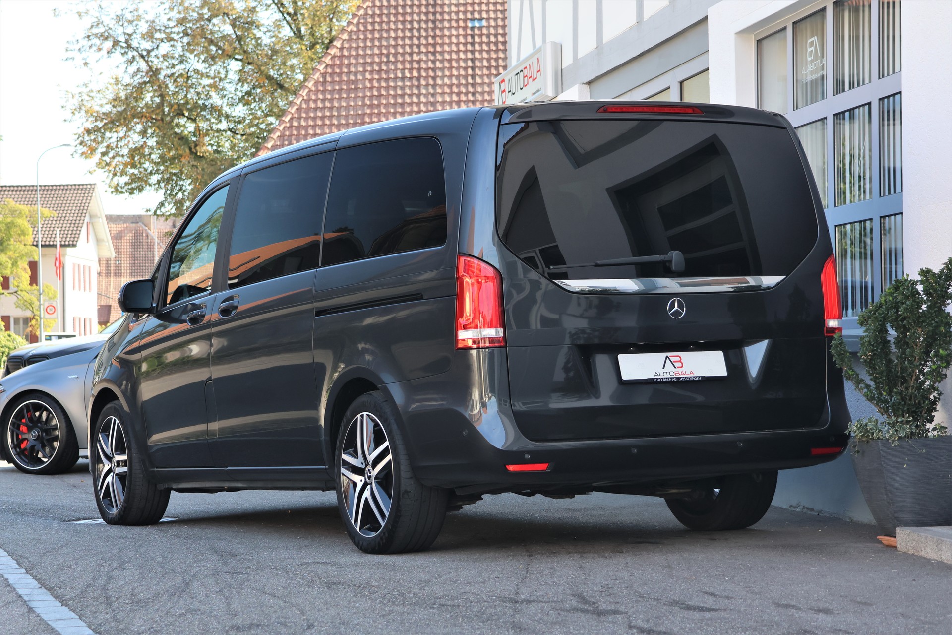 MERCEDES-BENZ V 300 d lang Avantgarde 4Matic 9G-Tronic (CH) 7Plätzer + 2.5T AHK-showroom-element-2
