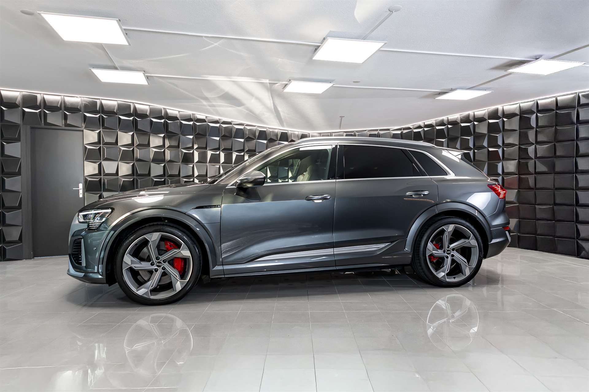 AUDI SQ8 e-tron quattro-image-1