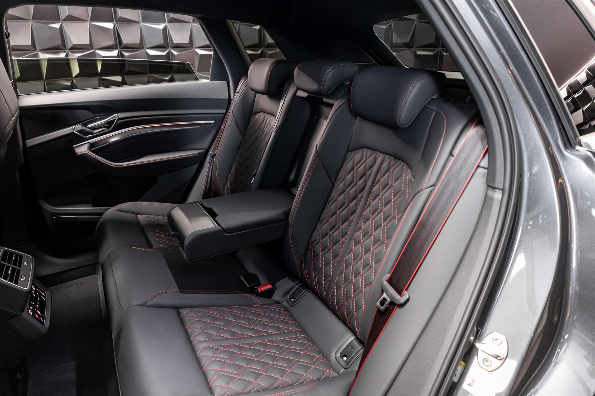 AUDI SQ8 e-tron quattro-image-28