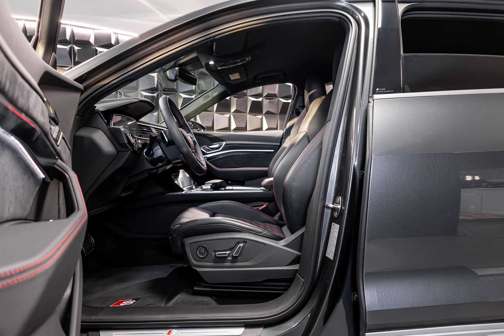 AUDI SQ8 e-tron quattro-image-10