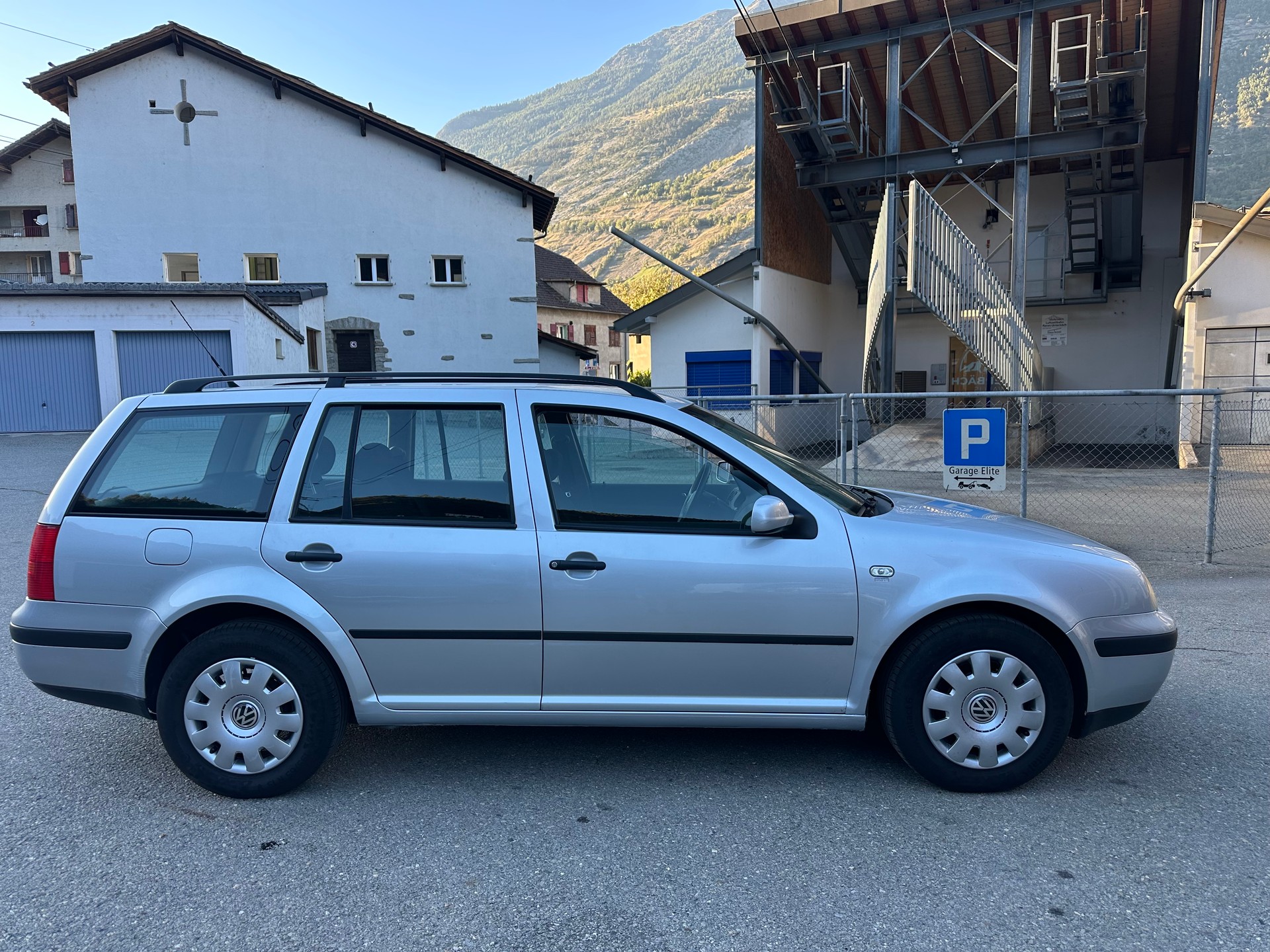VW Golf Variant 2.0 Comfortline Generation 4Motion-image-3