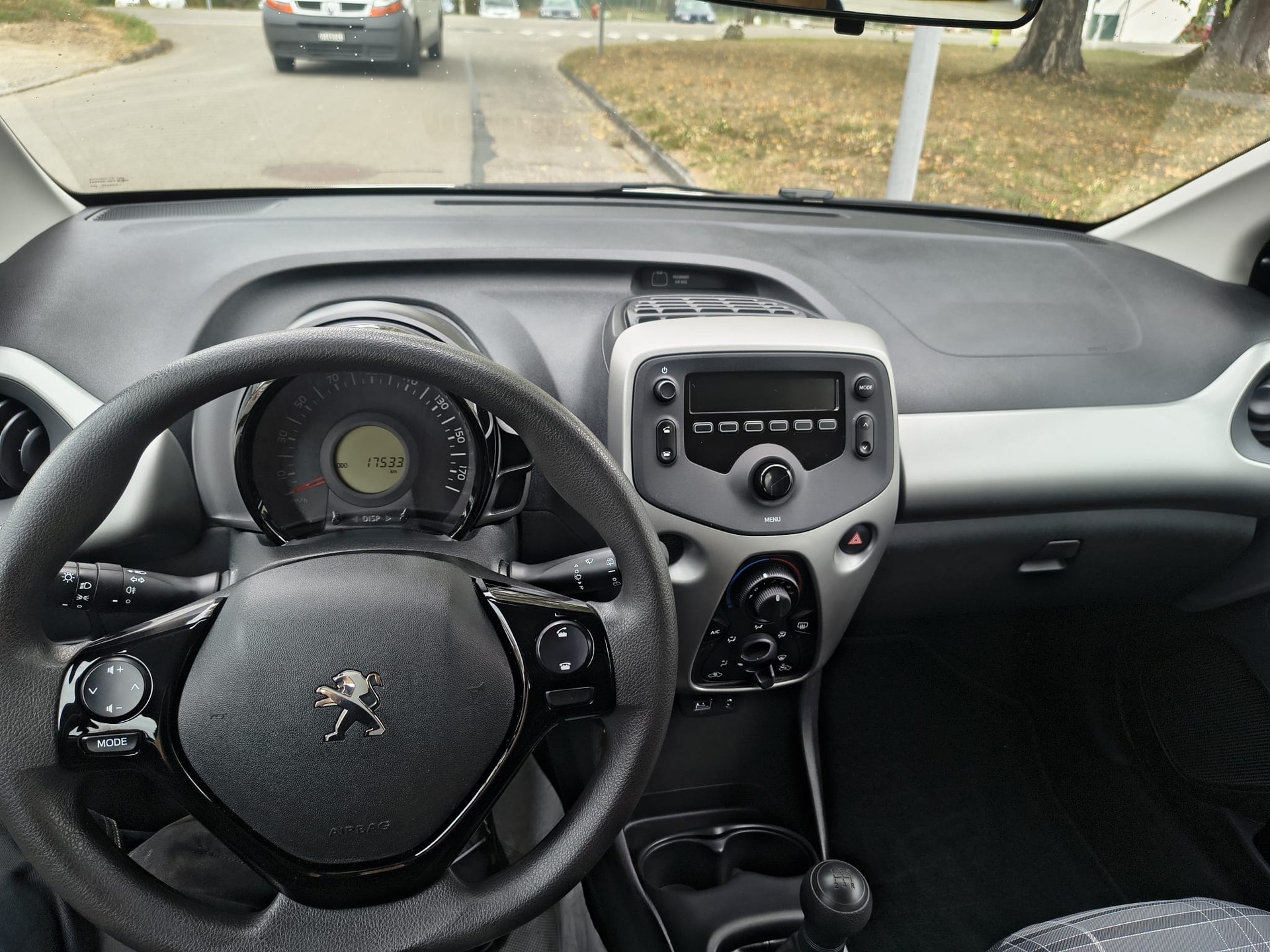 PEUGEOT 108 1.0 VTi Envy-image-6