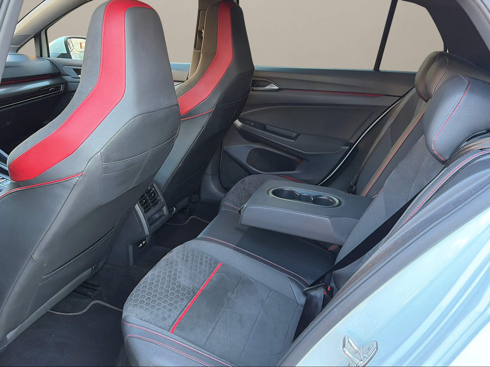 VW Golf 2.0 TSI GTI Clubsport DSG-image-8